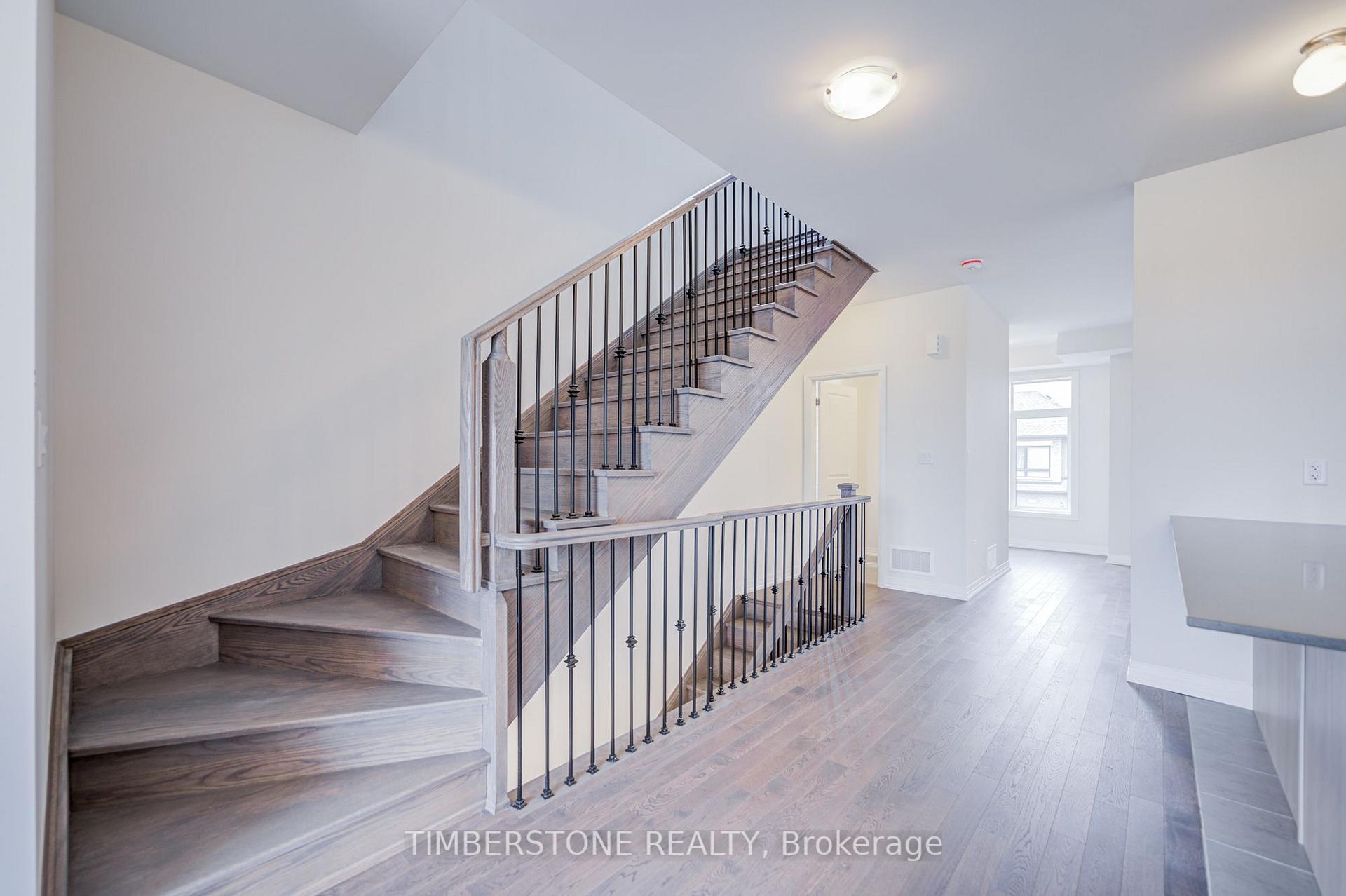 Photo 10 of 108 Arnold Circle, Brampton, Northwest Brampton — HOMEH