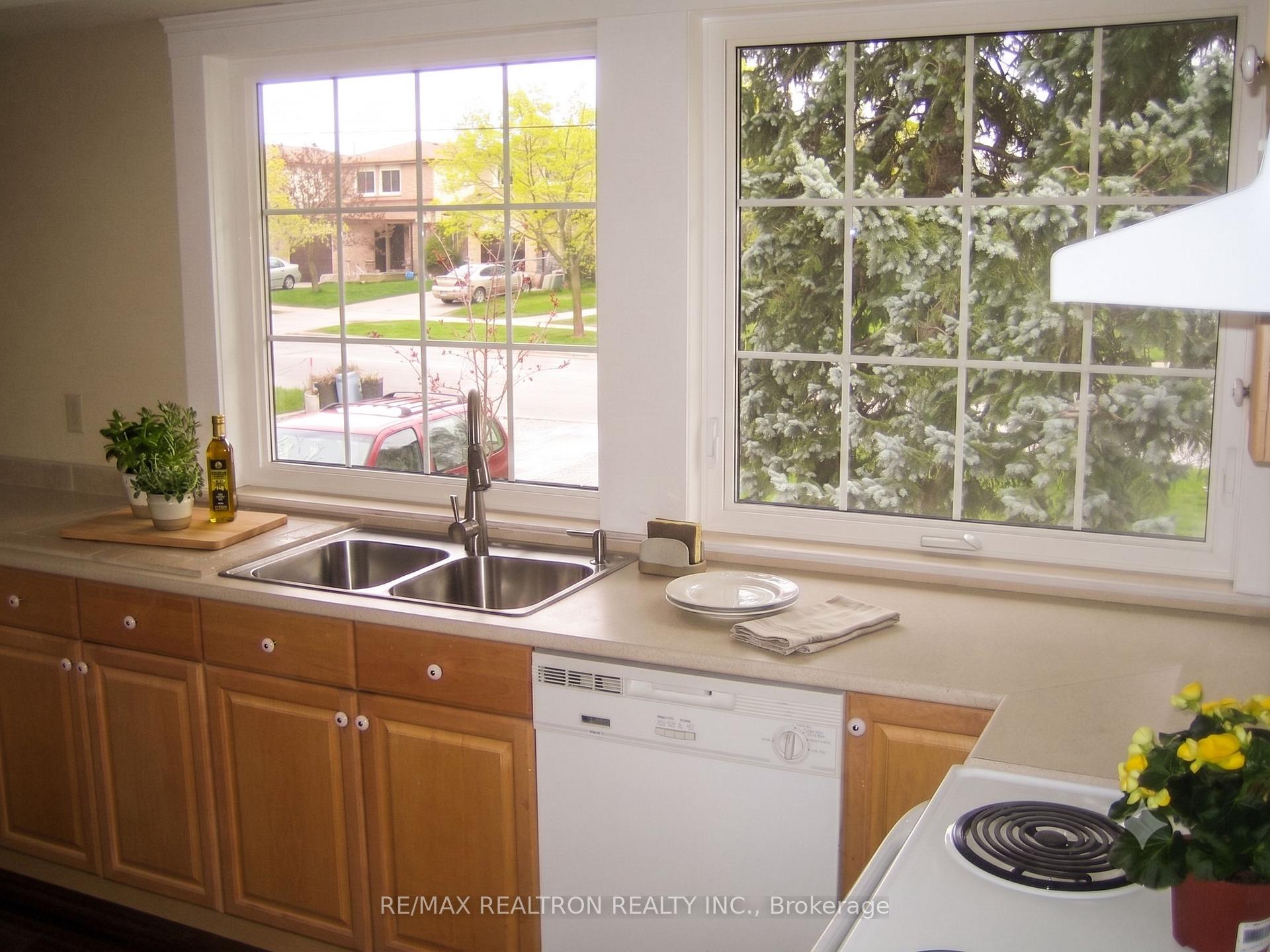 Photo 3 of 166 Weldrick Road, Richmond Hill, North Richvale — HOMEH