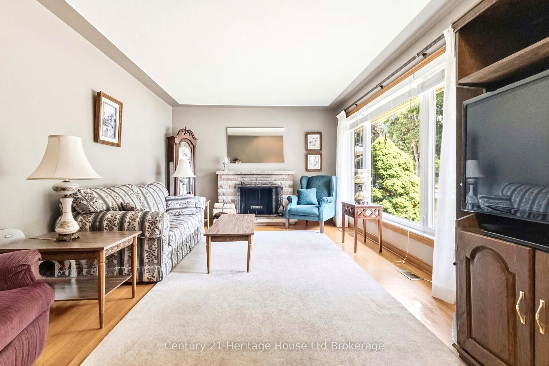 Photo 3 of 26 Deveron Crescent, London, South T — HOMEH