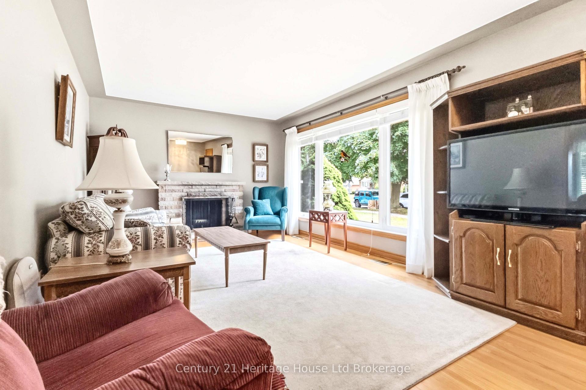 Photo 4 of 26 Deveron Crescent, London, South T — HOMEH