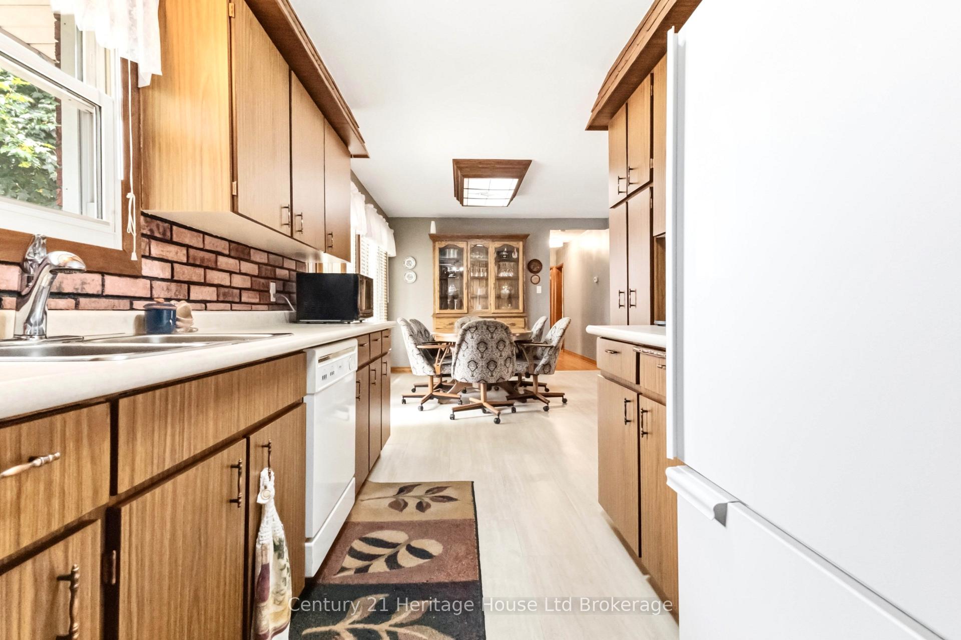Photo 9 of 26 Deveron Crescent, London, South T — HOMEH