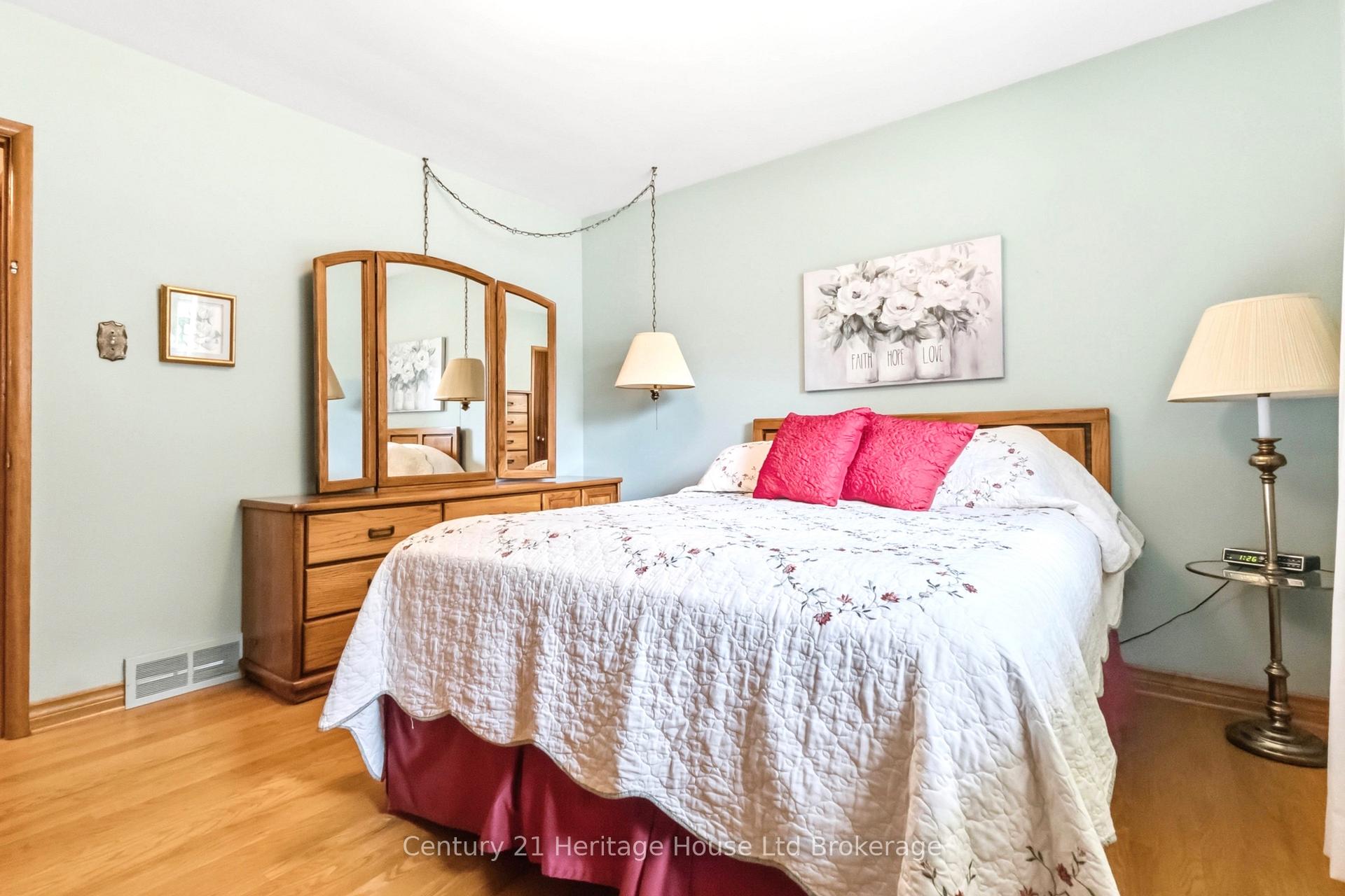 Photo 12 of 26 Deveron Crescent, London, South T — HOMEH