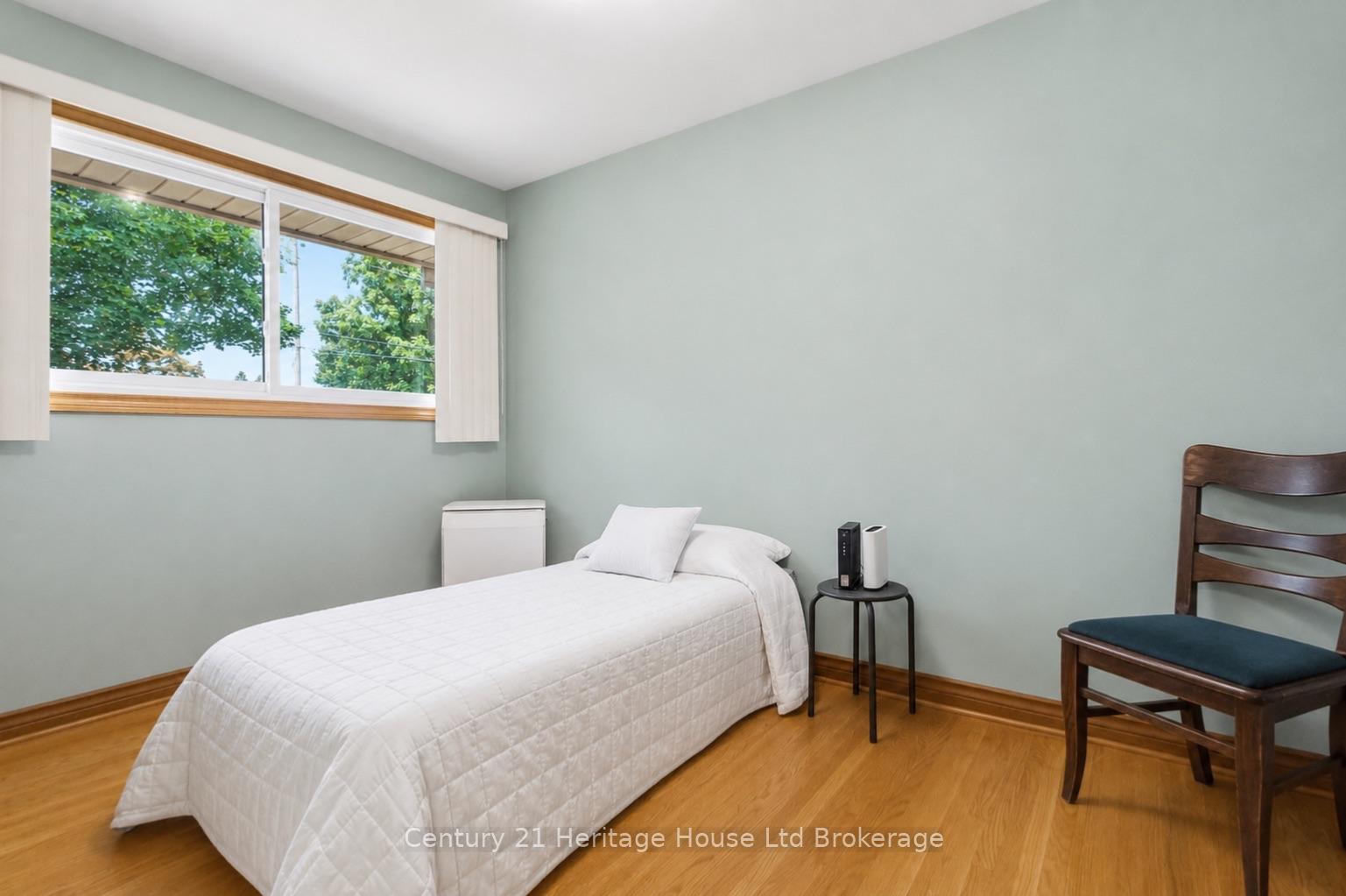 Photo 13 of 26 Deveron Crescent, London, South T — HOMEH