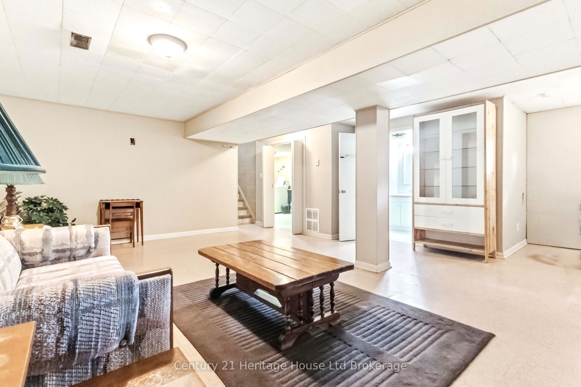 Photo 17 of 26 Deveron Crescent, London, South T — HOMEH