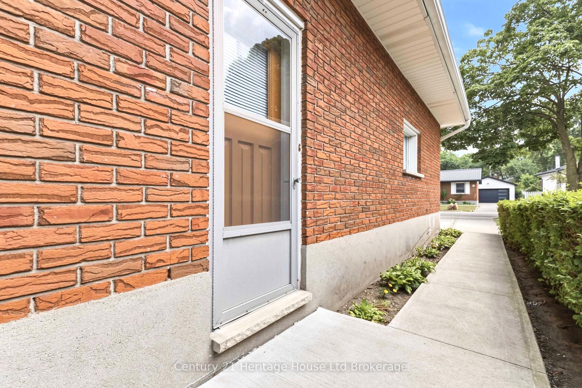 Photo 25 of 26 Deveron Crescent, London, South T — HOMEH