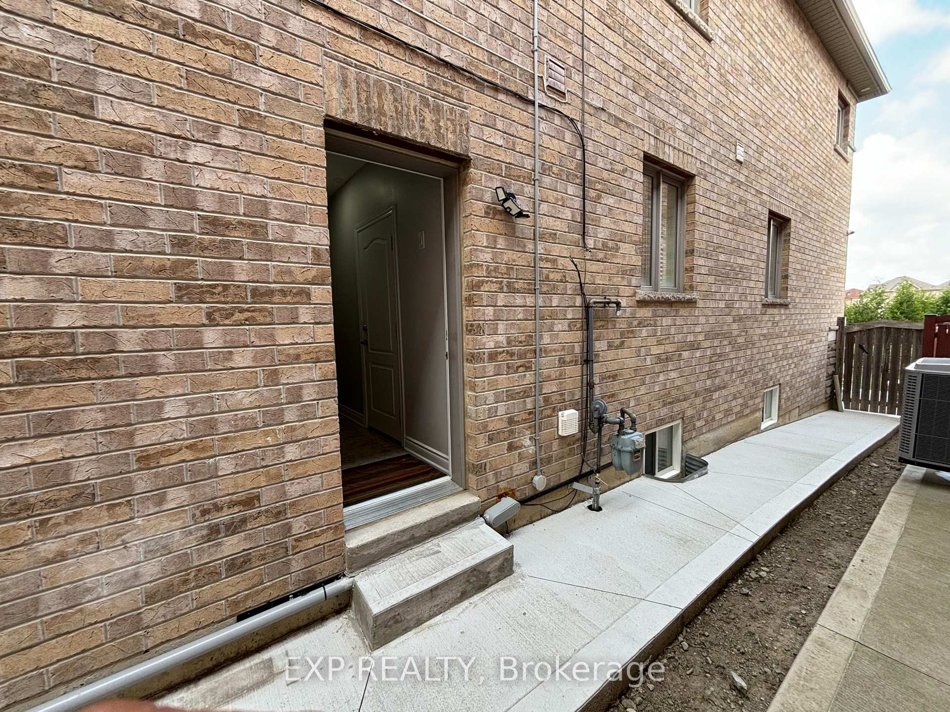 Photo 13 of 69 Gardenbrooke Trail, Brampton, Bram East — HOMEH
