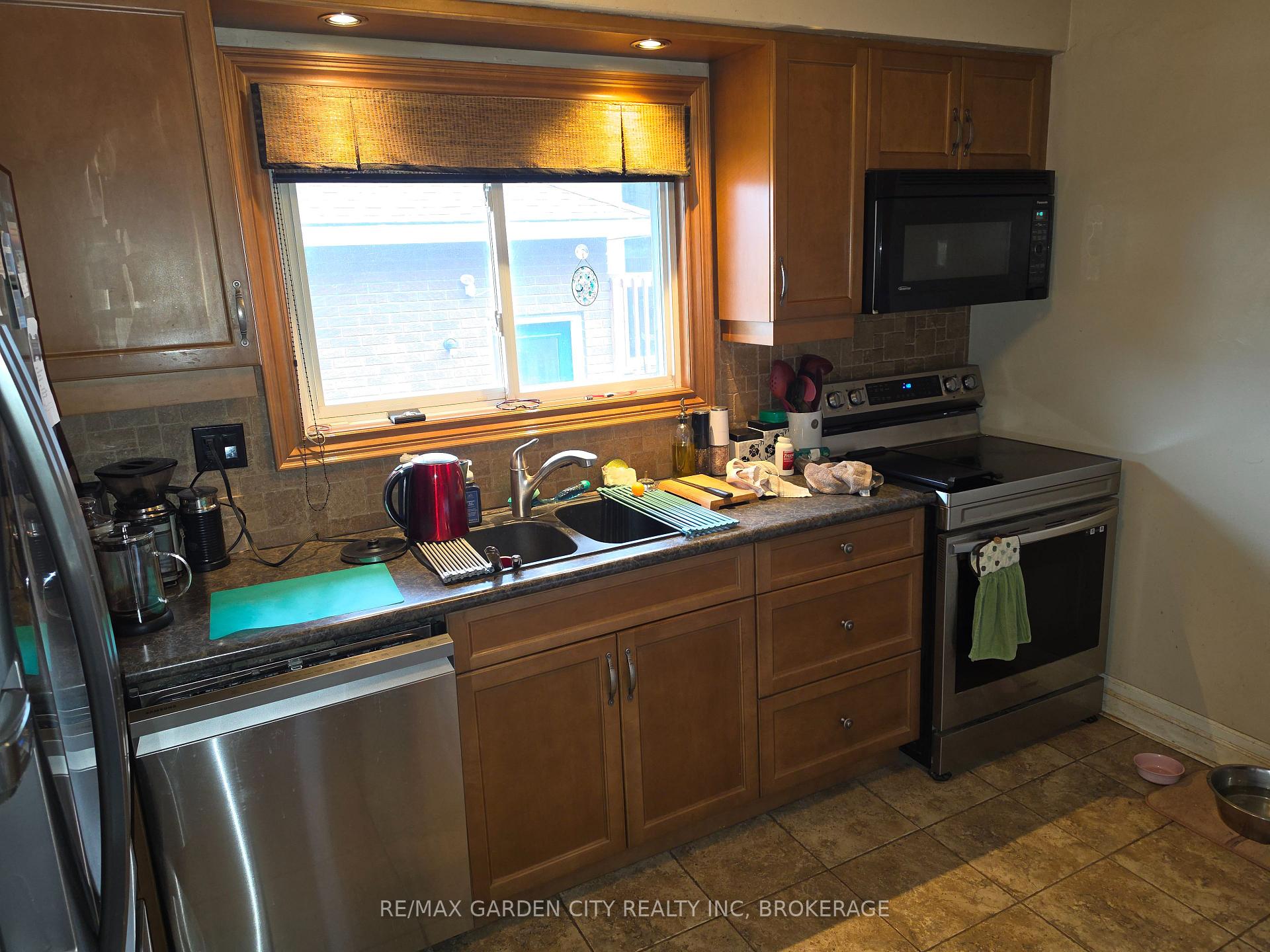 Photo 4 of 49 Ursula Avenue, St. Catharines, Burleigh Hill — HOMEH