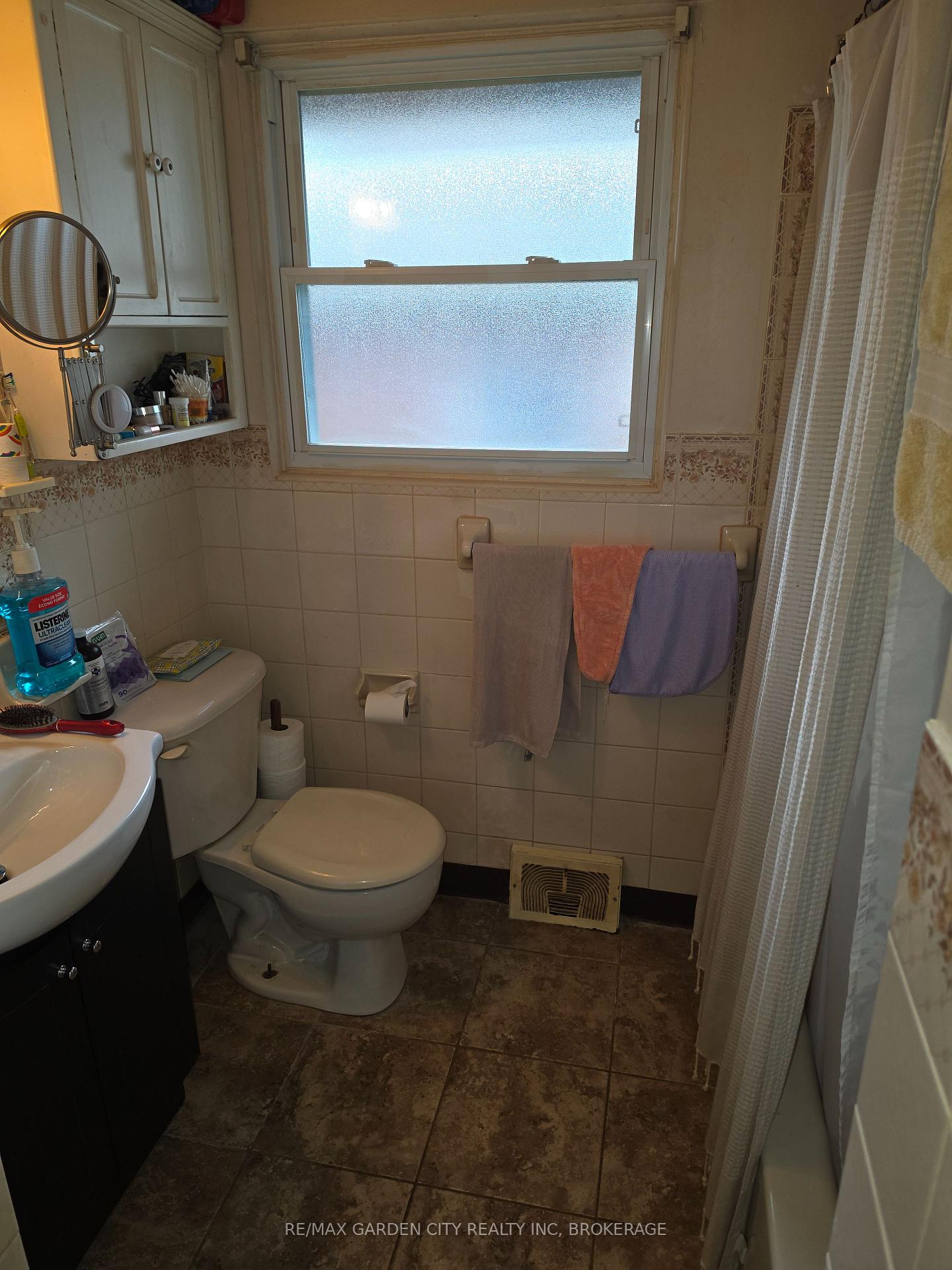 Photo 7 of 49 Ursula Avenue, St. Catharines, Burleigh Hill — HOMEH