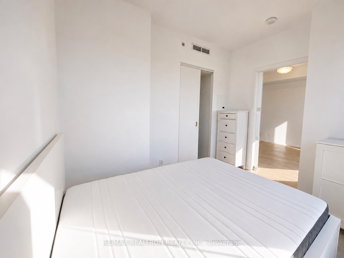 Photo 8 of Unit 2001, 5 St Joseph Street, Toronto, Bay Street Corridor — HOMEH