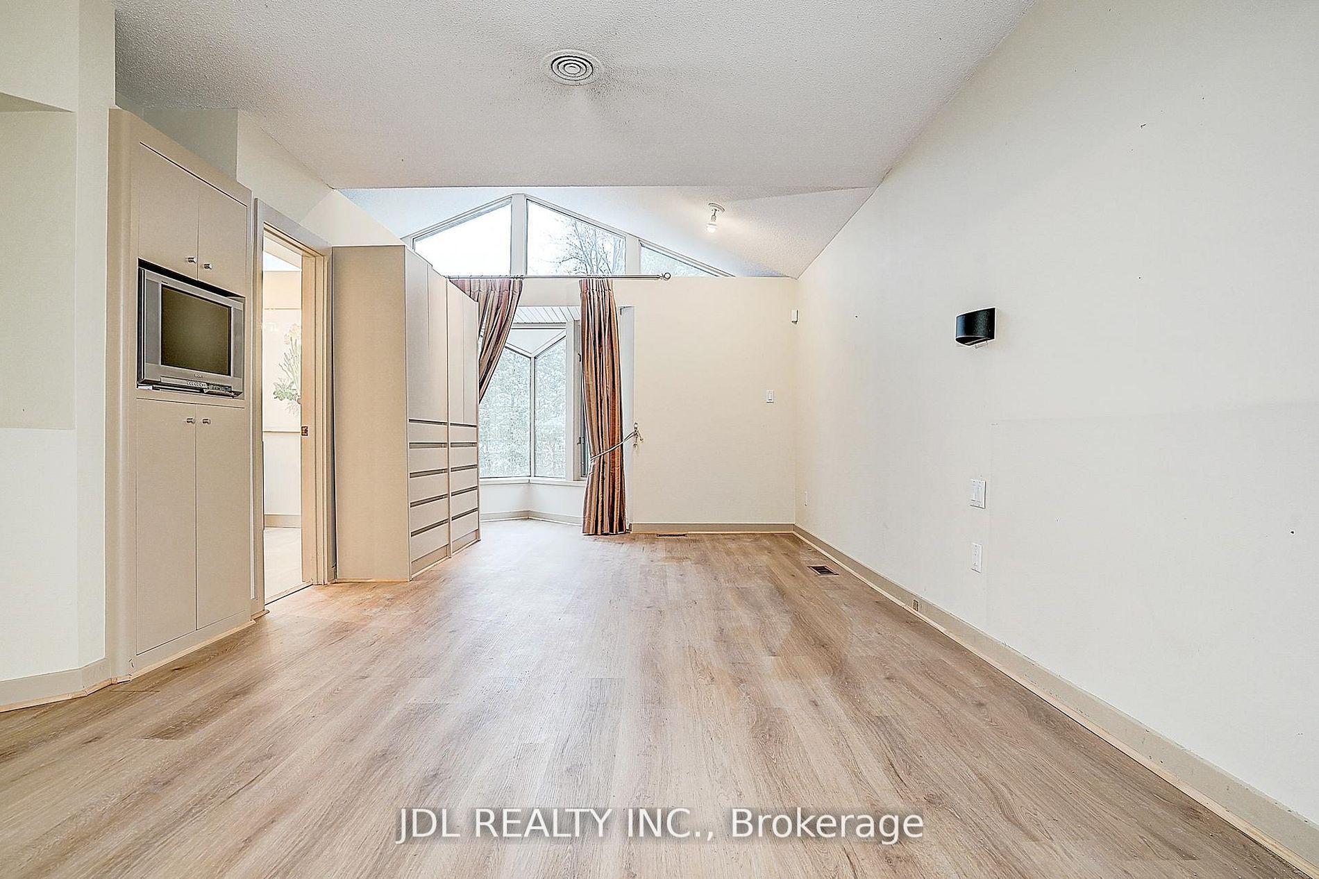 Photo 24 of 87 Munro Boulevard, North York, St. Andrew-Windfields — HOMEH
