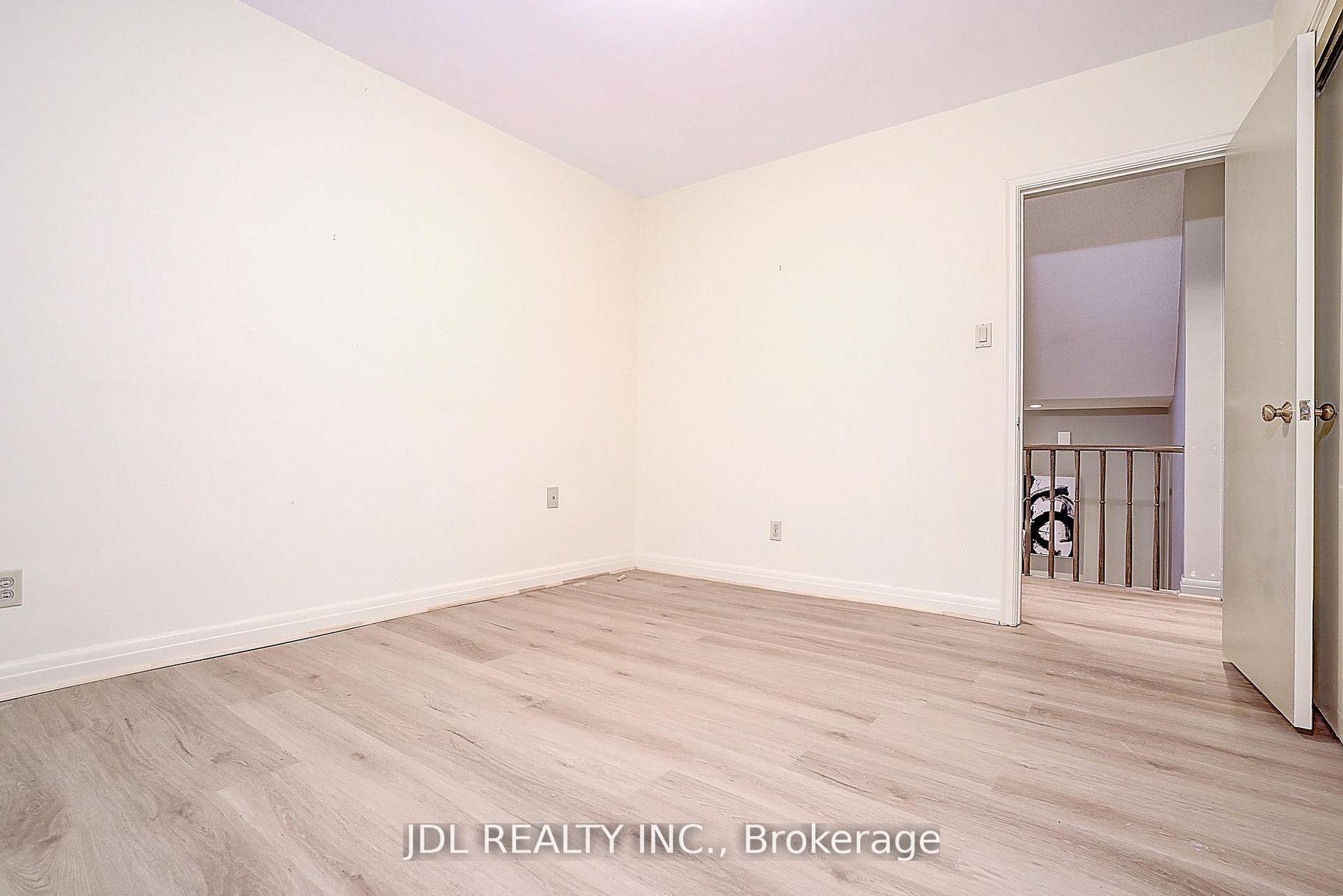 Photo 27 of 87 Munro Boulevard, North York, St. Andrew-Windfields — HOMEH