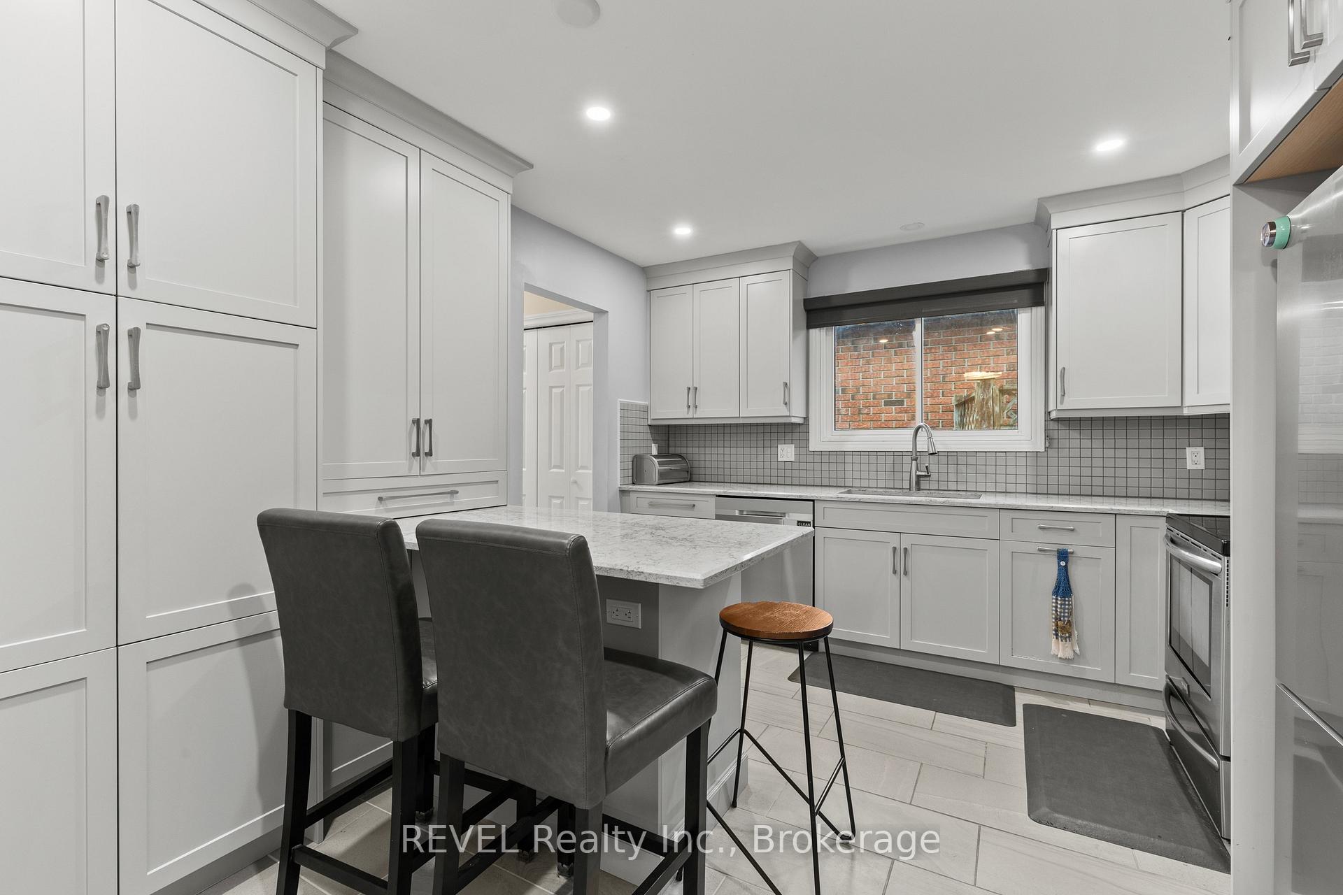 Photo 11 of 7782 Badger Road, Niagara Falls, West Wood — HOMEH