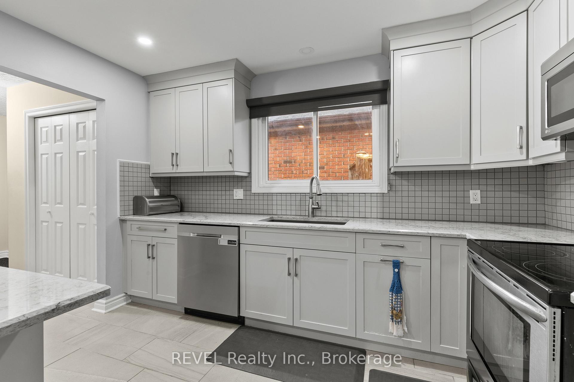 Photo 12 of 7782 Badger Road, Niagara Falls, West Wood — HOMEH