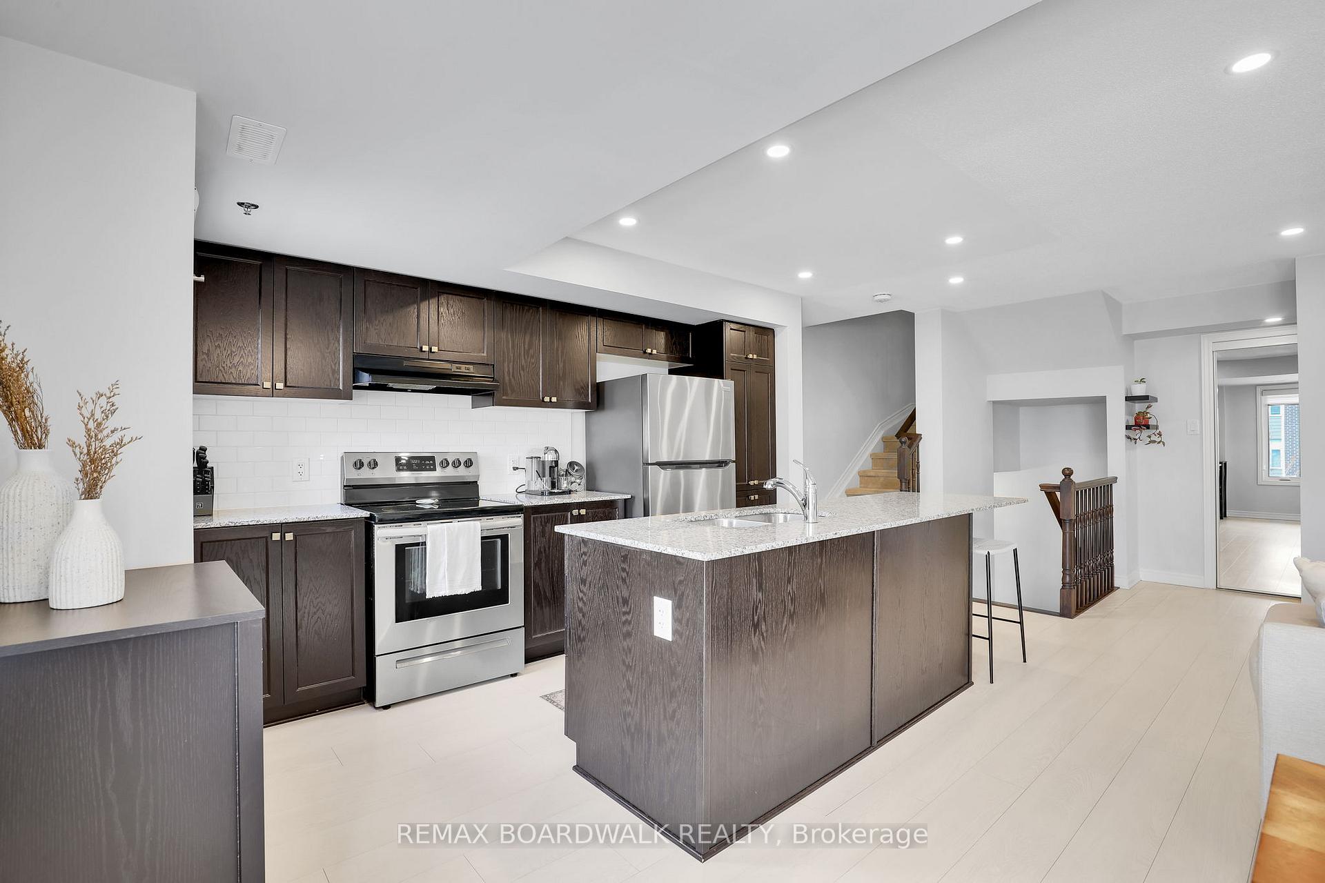 Photo 3 of 810 Mikinak Road, Ottawa, CFB Rockcliffe and Area — HOMEH