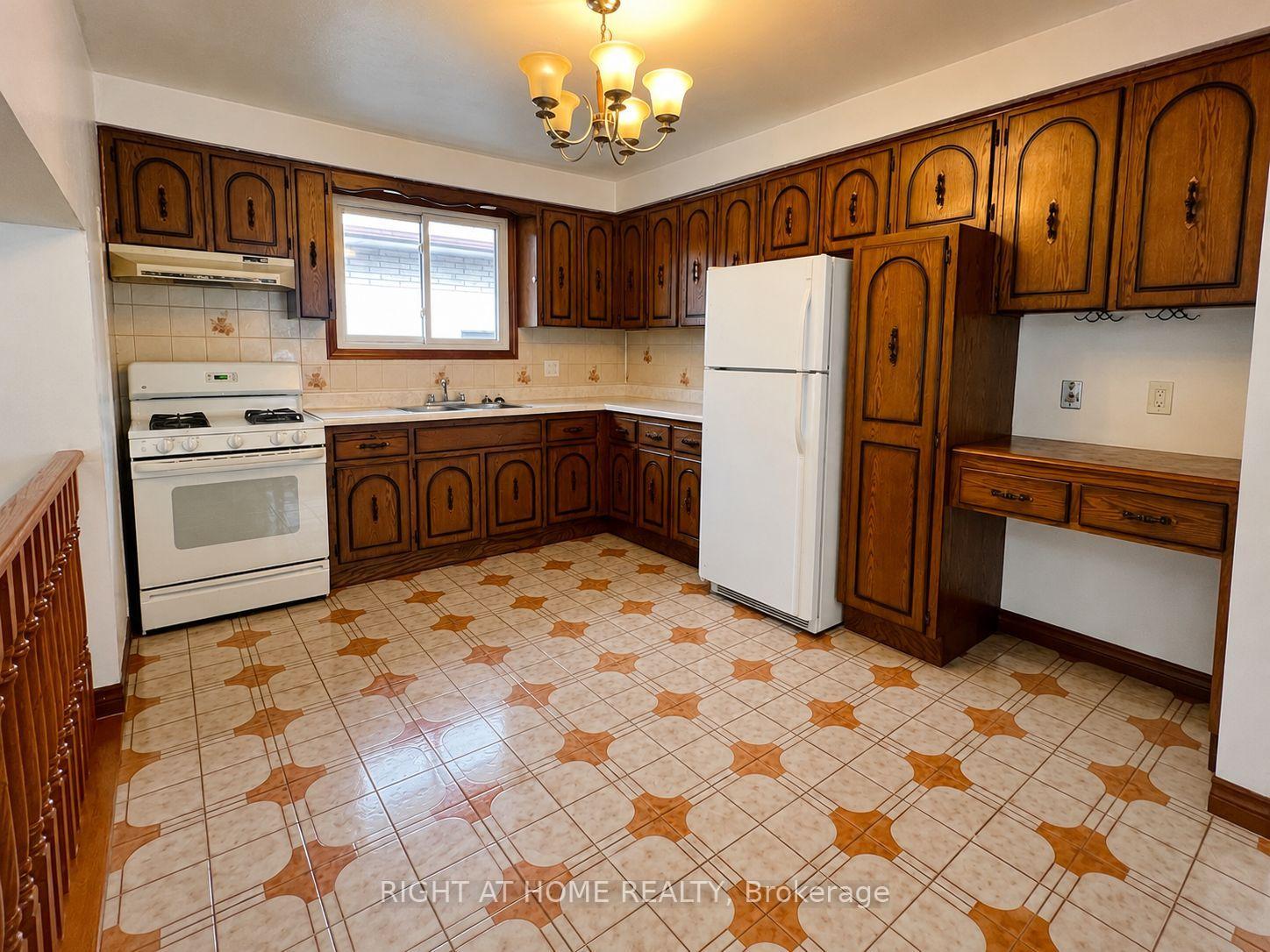 Photo 3 of Unit UPPER, 39 Lisgar Court, Hamilton, Lisgar — HOMEH