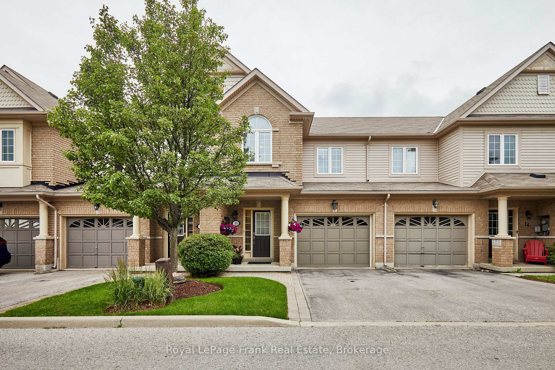 Photo 2 of 10 Lander Crescent, Clarington, Bowmanville — HOMEH