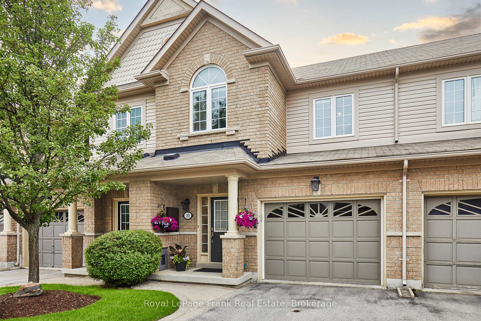 Photo 3 of 10 Lander Crescent, Clarington, Bowmanville — HOMEH