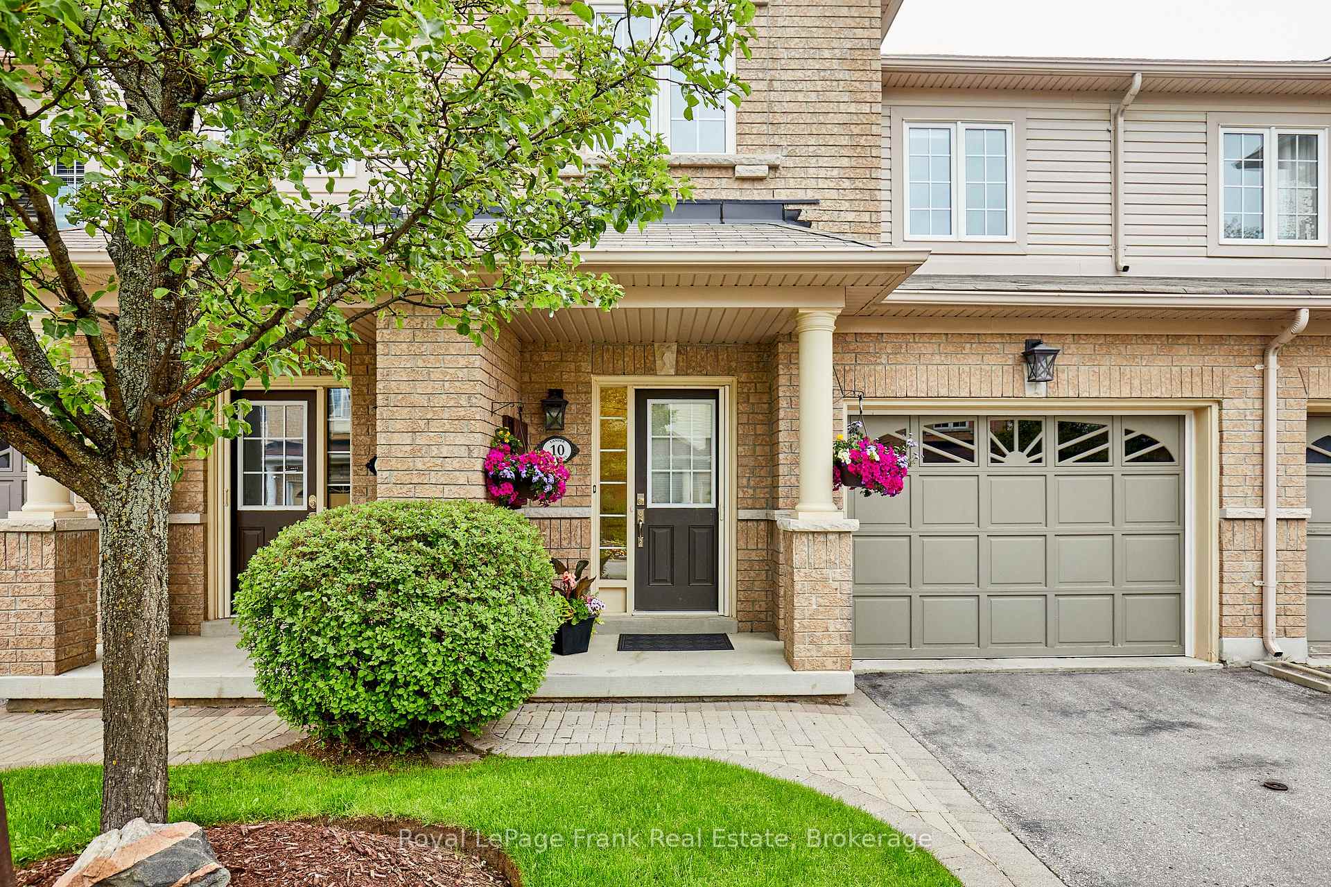 Photo 4 of 10 Lander Crescent, Clarington, Bowmanville — HOMEH