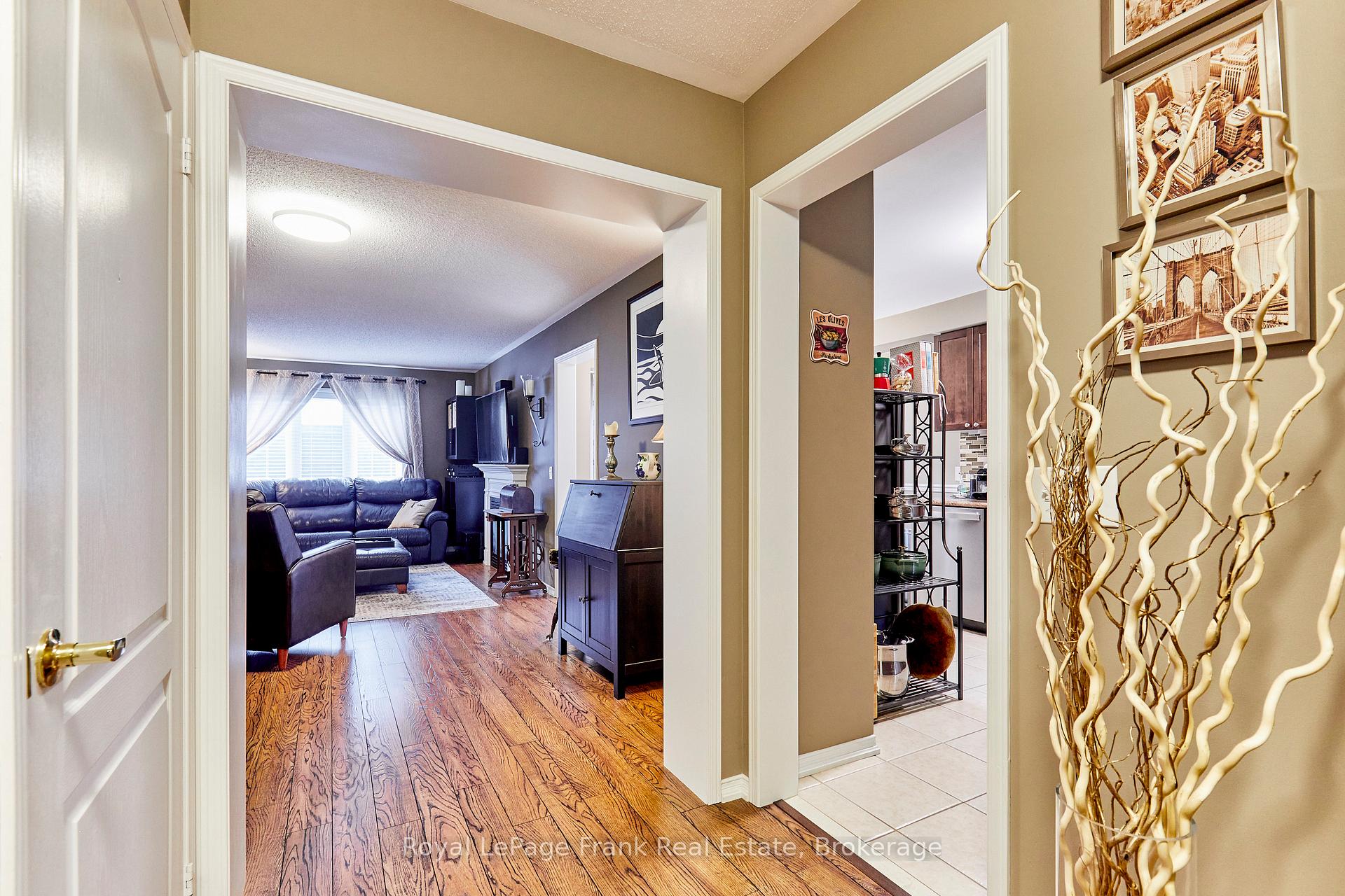 Photo 11 of 10 Lander Crescent, Clarington, Bowmanville — HOMEH