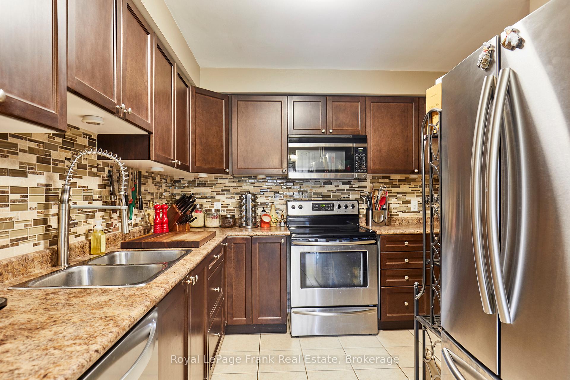 Photo 12 of 10 Lander Crescent, Clarington, Bowmanville — HOMEH