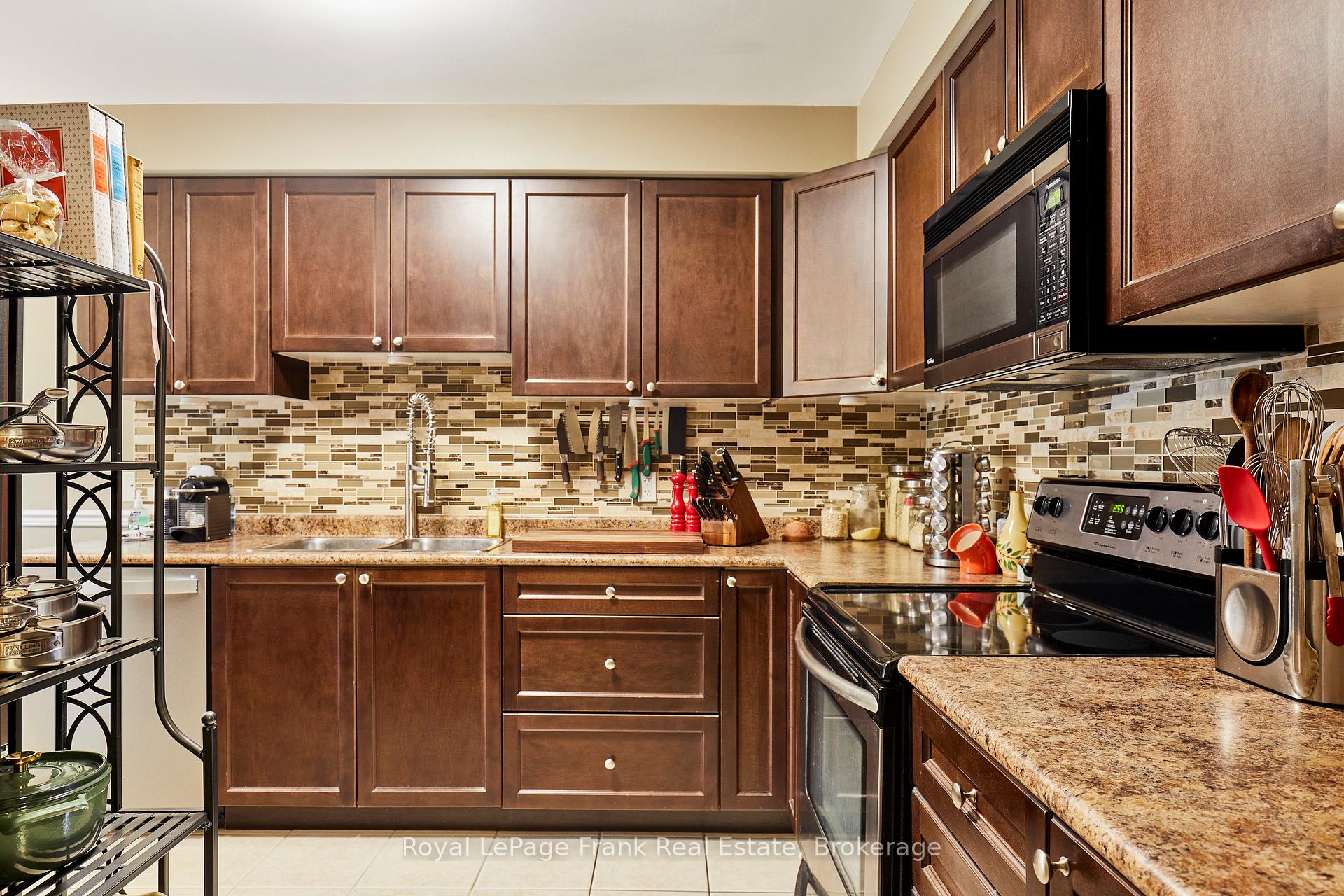 Photo 13 of 10 Lander Crescent, Clarington, Bowmanville — HOMEH