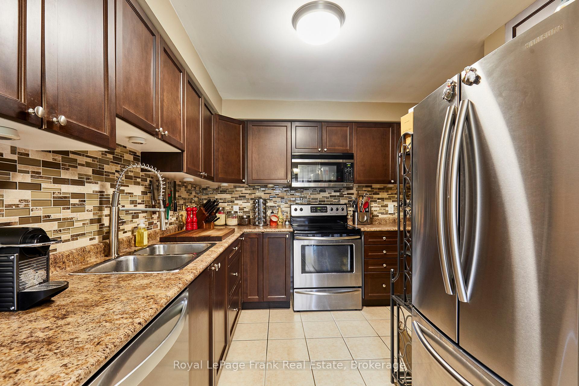 Photo 14 of 10 Lander Crescent, Clarington, Bowmanville — HOMEH