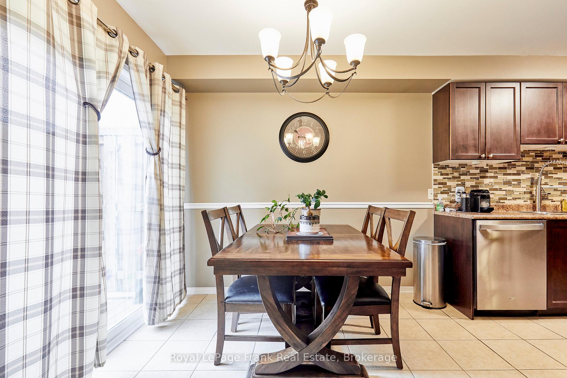 Photo 15 of 10 Lander Crescent, Clarington, Bowmanville — HOMEH