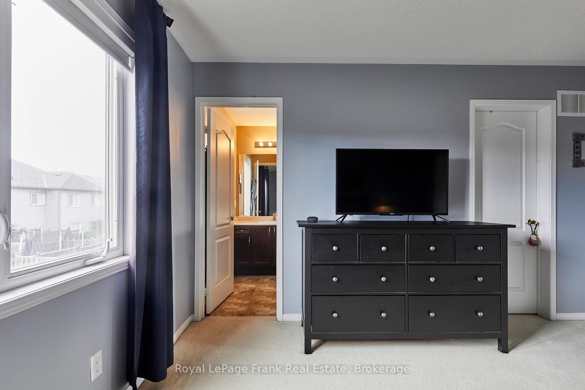 Photo 25 of 10 Lander Crescent, Clarington, Bowmanville — HOMEH
