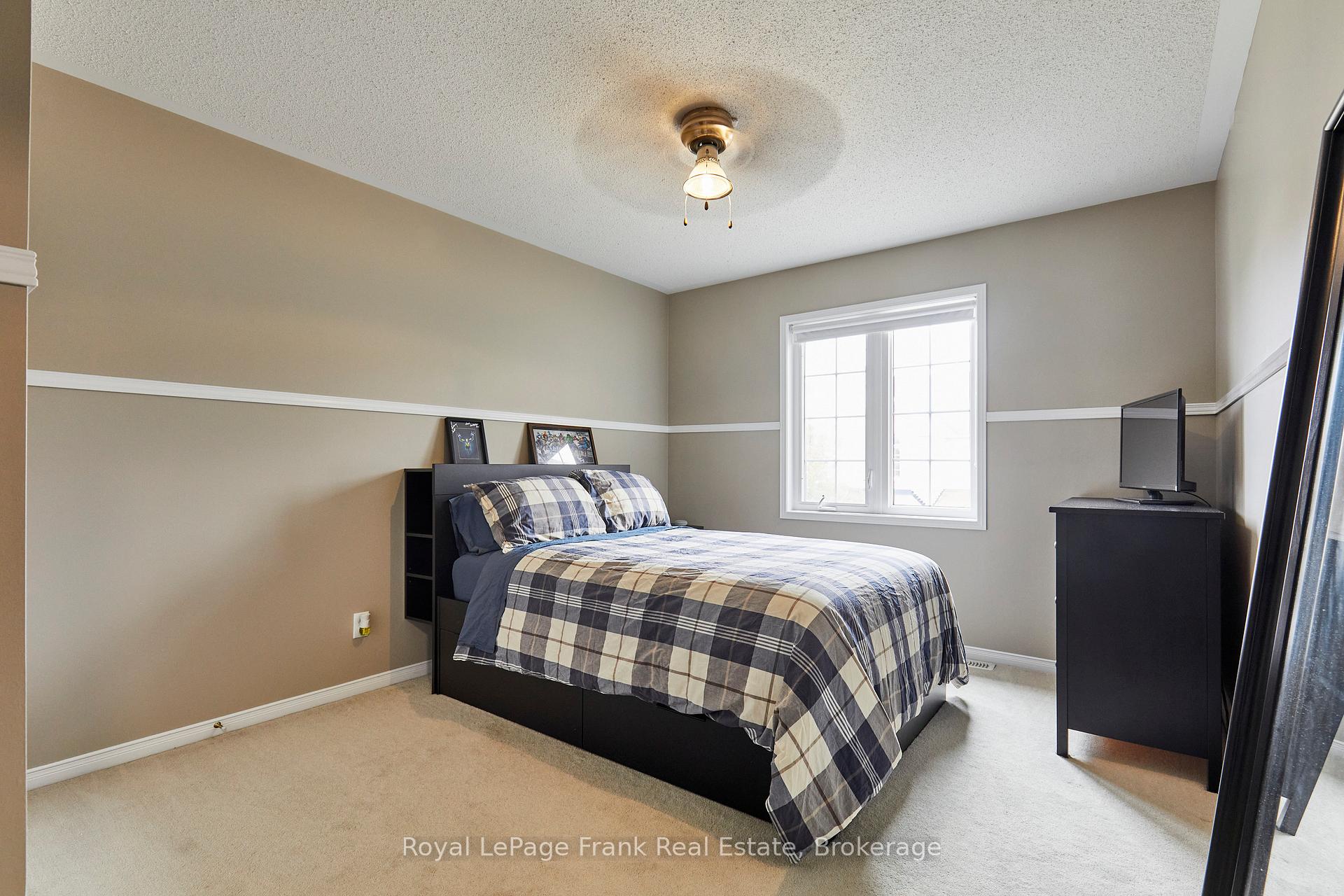 Photo 30 of 10 Lander Crescent, Clarington, Bowmanville — HOMEH
