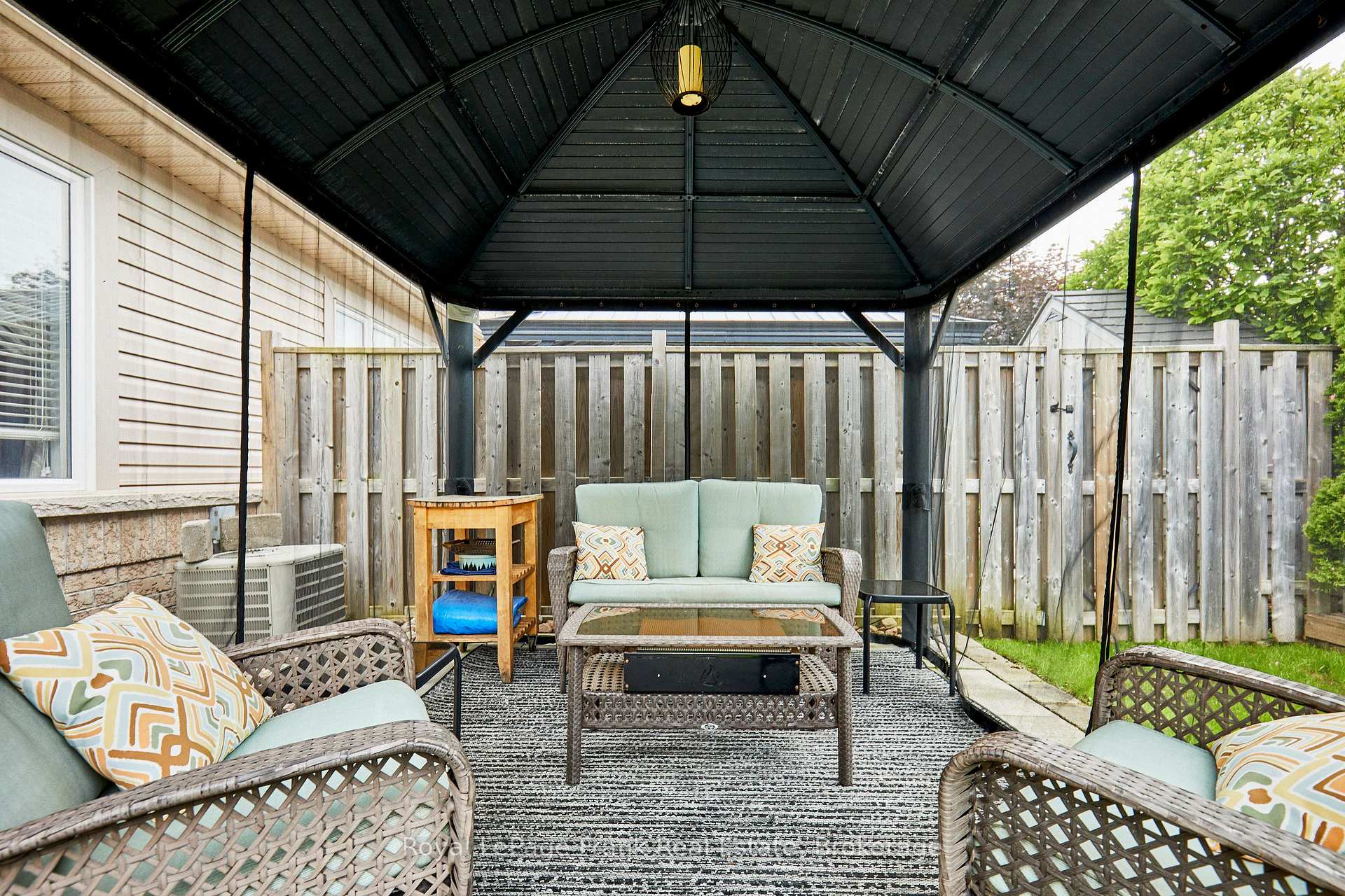 Photo 39 of 10 Lander Crescent, Clarington, Bowmanville — HOMEH