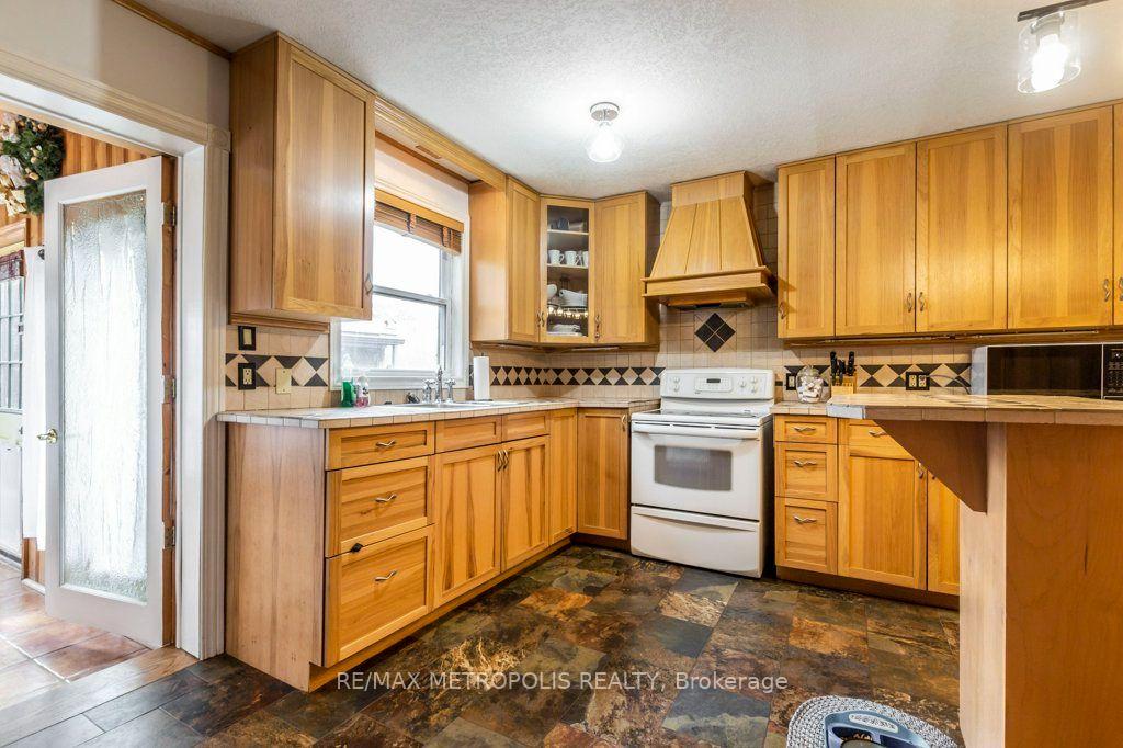 Photo 11 of 269 Burnett Avenue, Cambridge, Sheldon-Conestoga — HOMEH