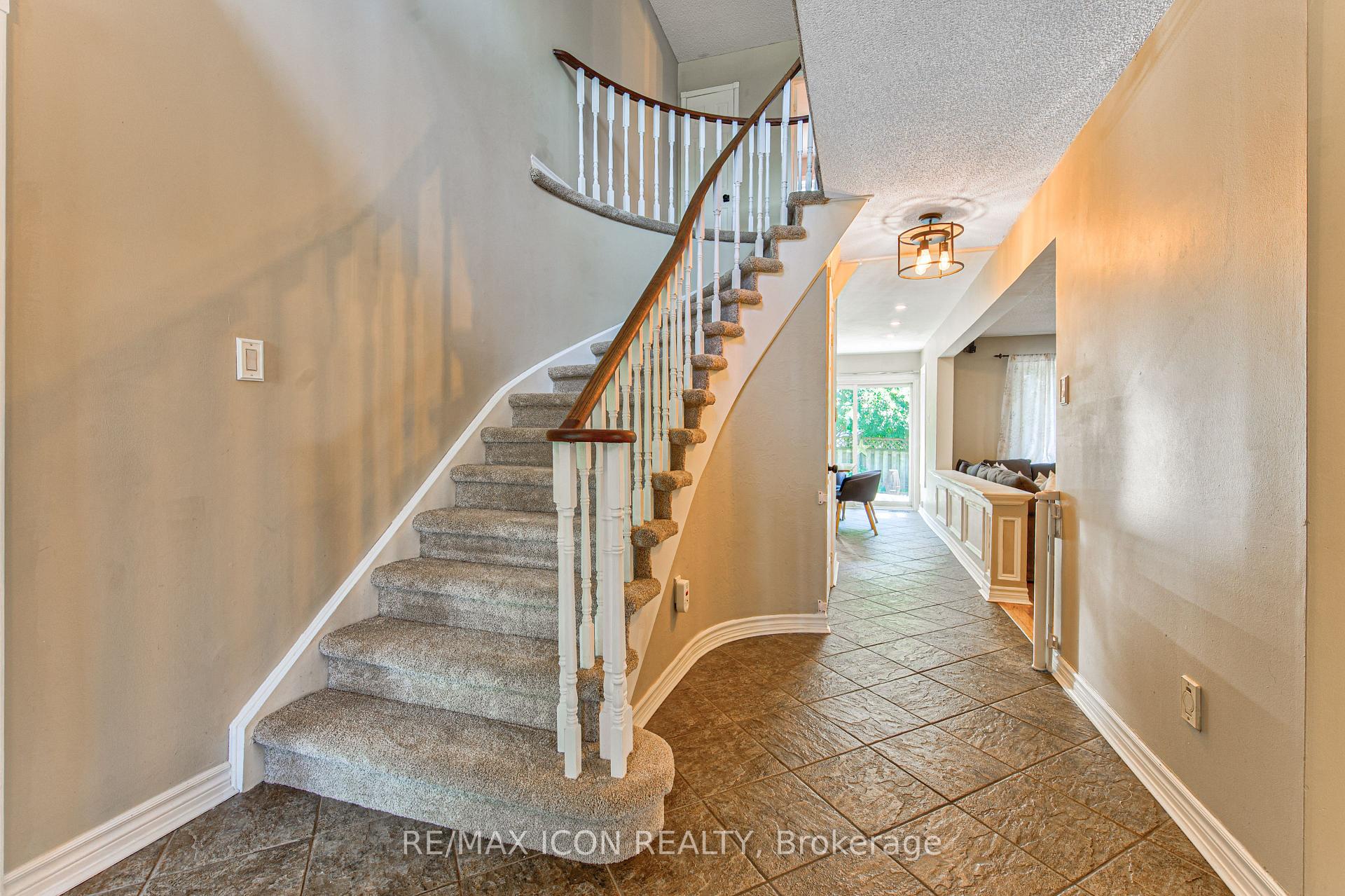 Photo 3 of 15 Hall Crescent, Brampton, Northwood Park — HOMEH