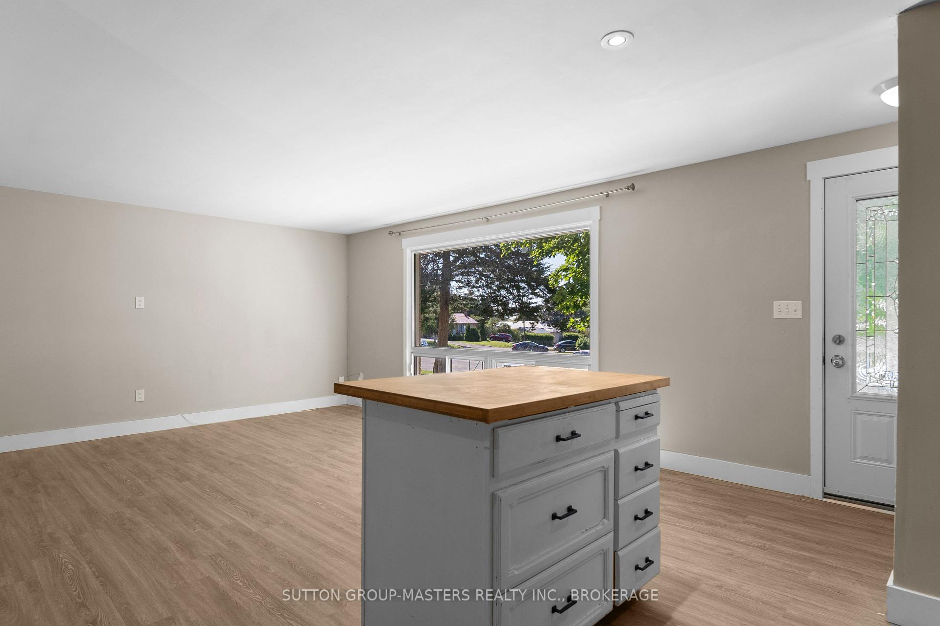 Photo 12 of 46 Morden Crescent, Loyalist, Amherstview — HOMEH