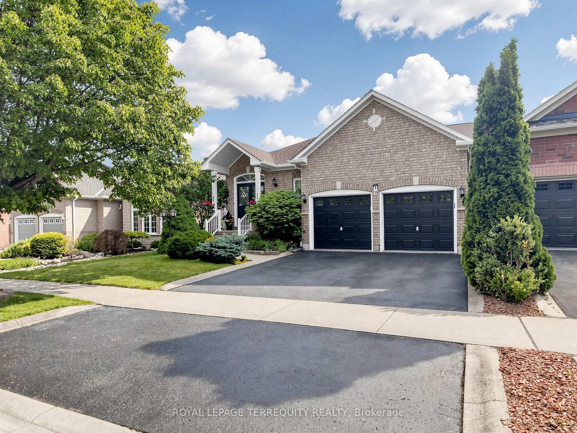 Photo 2 of 19 Johnson Crescent, Halton Hills, Georgetown — HOMEH