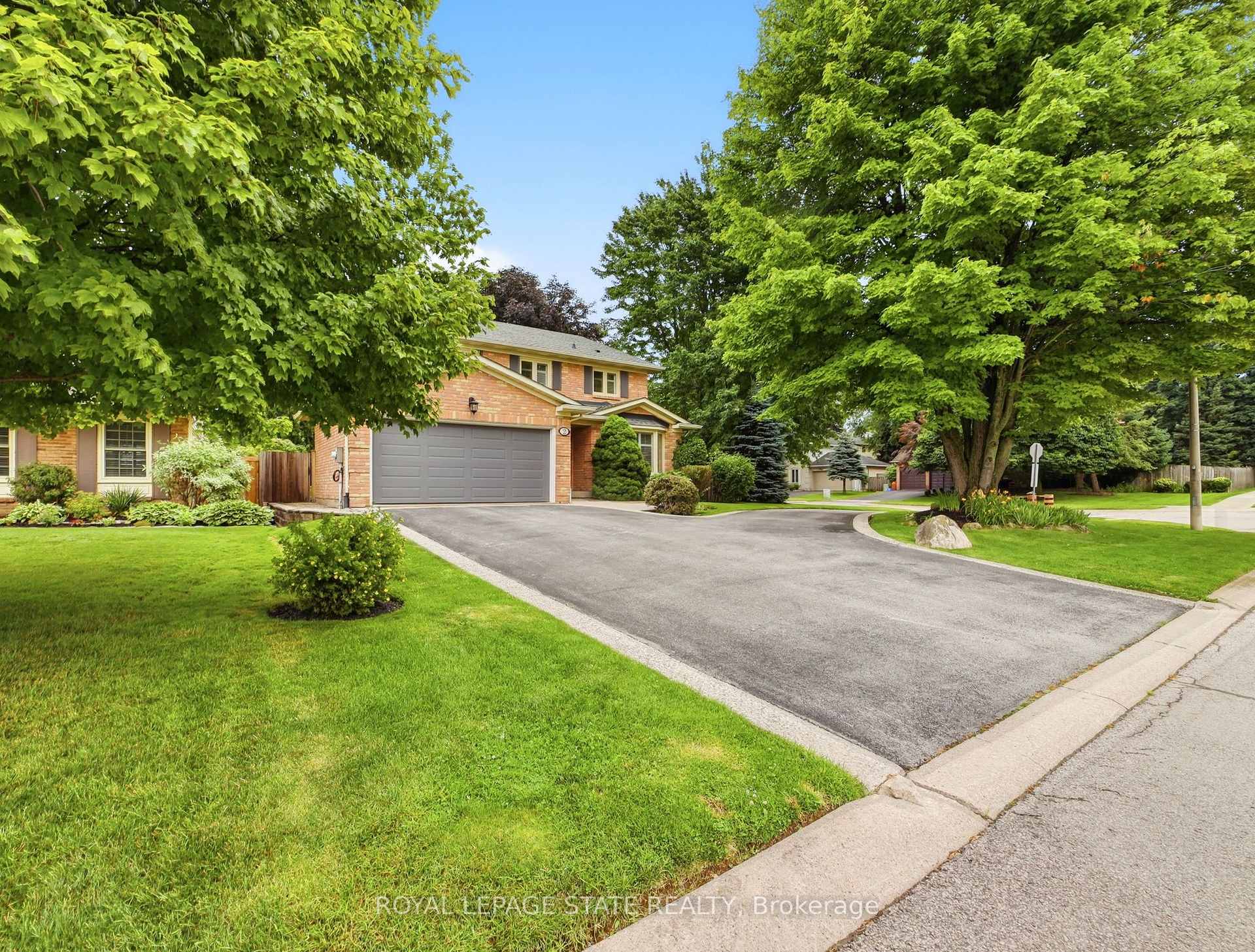 Photo 3 of 2 Charterhouse Crescent, Hamilton, Ancaster — HOMEH