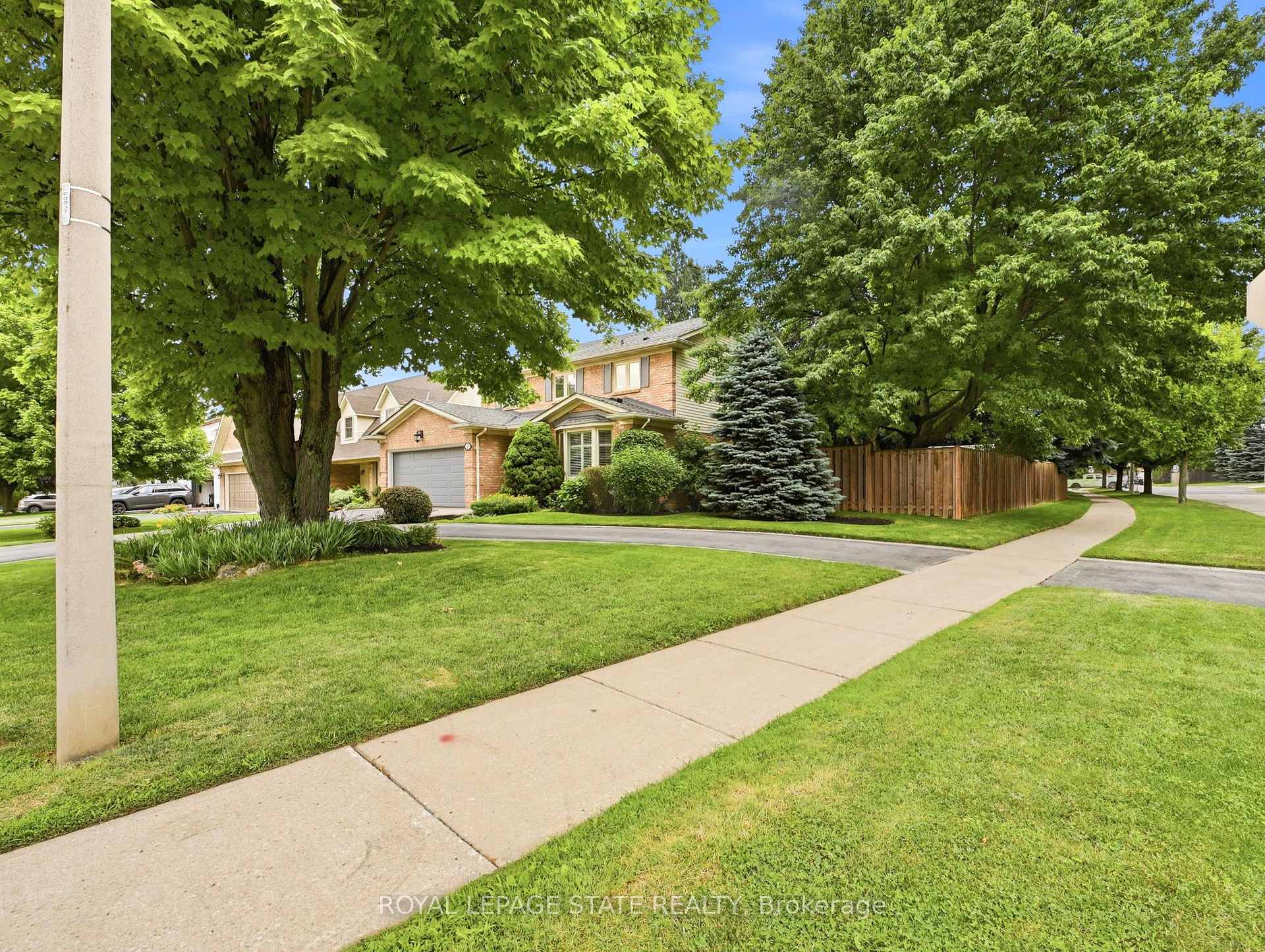 Photo 4 of 2 Charterhouse Crescent, Hamilton, Ancaster — HOMEH