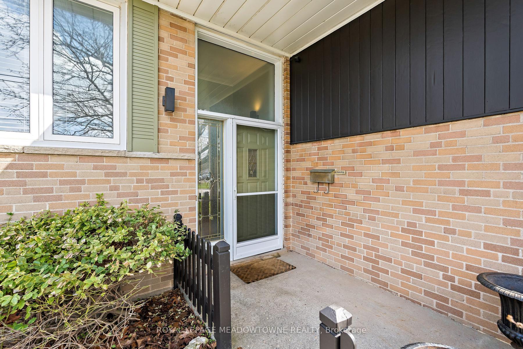Photo 2 of 456 Delrex Boulevard, Halton Hills, Georgetown — HOMEH