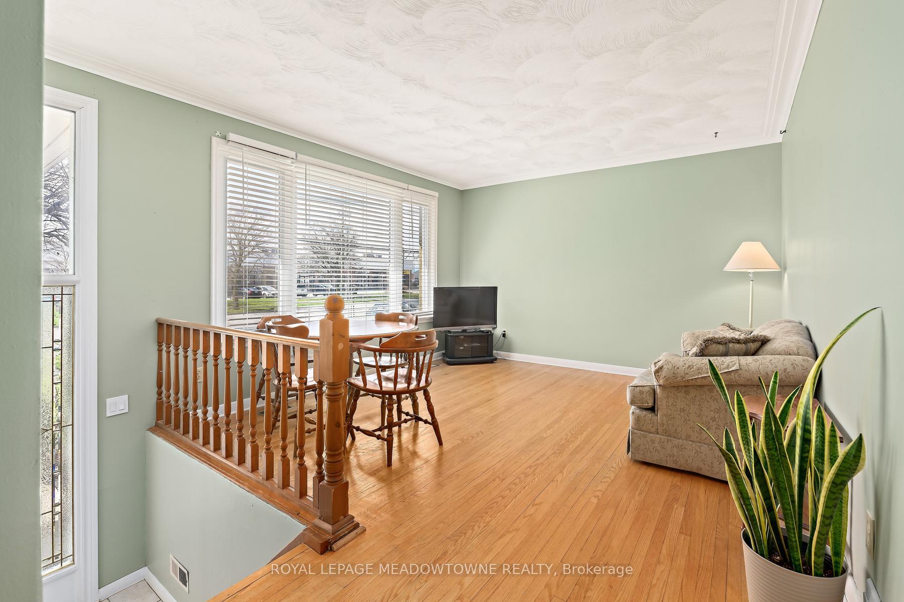 Photo 5 of 456 Delrex Boulevard, Halton Hills, Georgetown — HOMEH