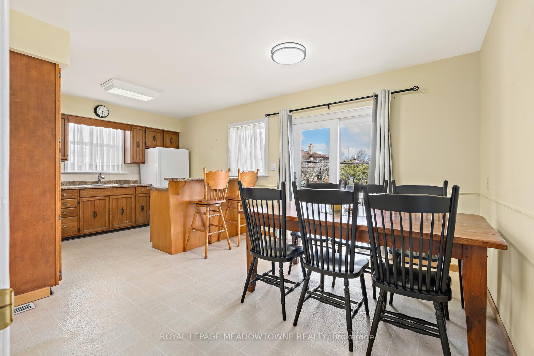 Photo 6 of 456 Delrex Boulevard, Halton Hills, Georgetown — HOMEH