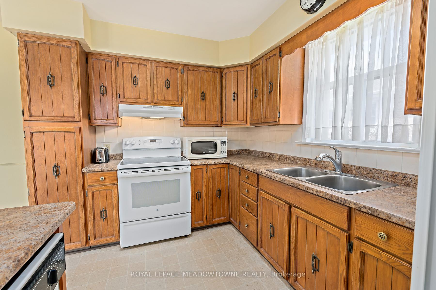 Photo 9 of 456 Delrex Boulevard, Halton Hills, Georgetown — HOMEH