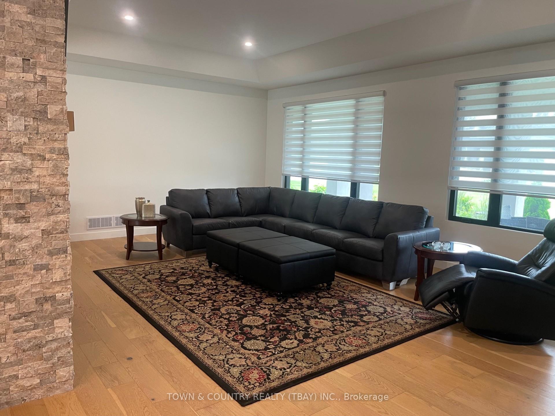 Photo 2 of 2082 Magnolia Drive, Thunder Bay, Parkdale — HOMEH