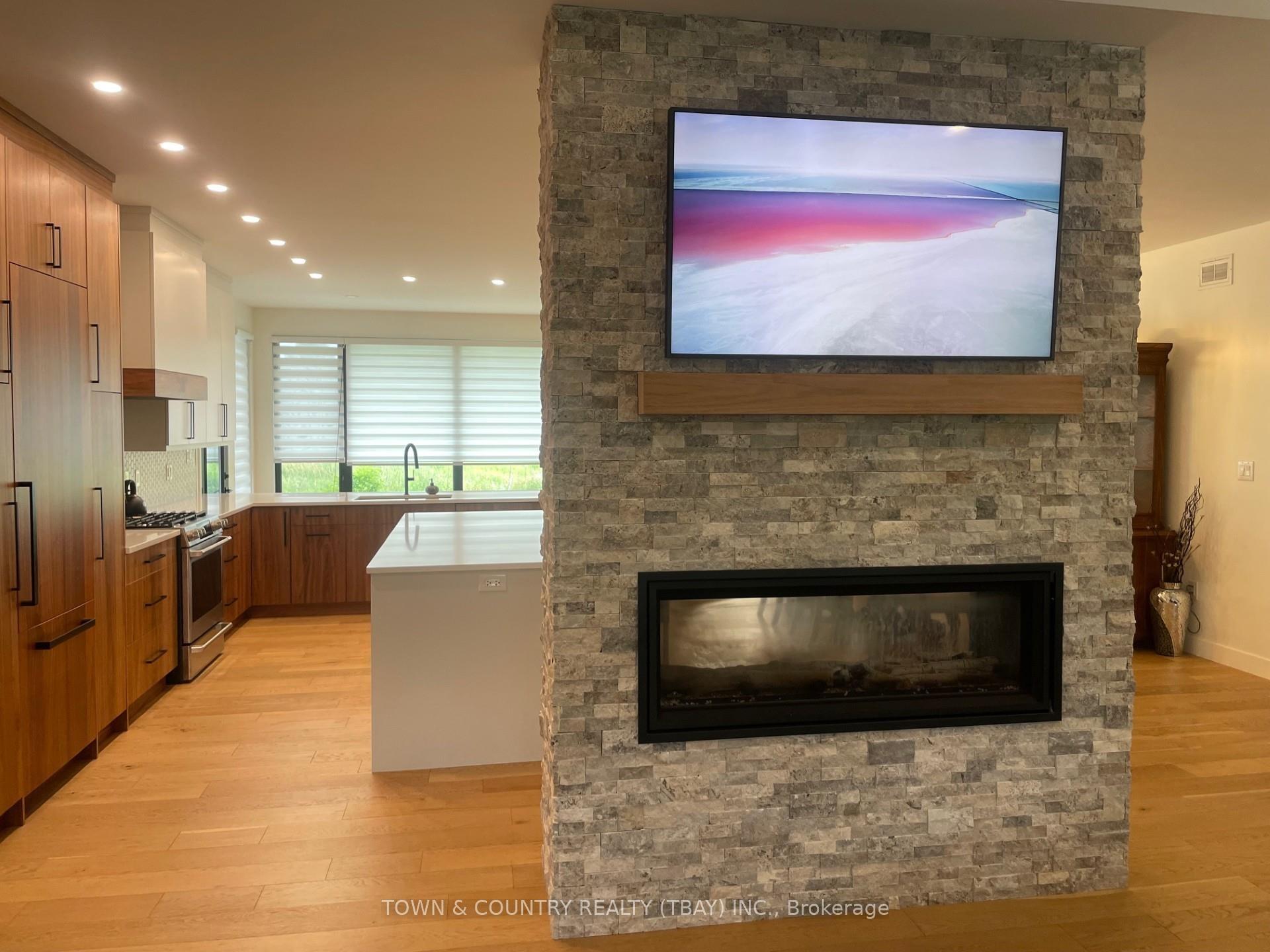 Photo 3 of 2082 Magnolia Drive, Thunder Bay, Parkdale — HOMEH