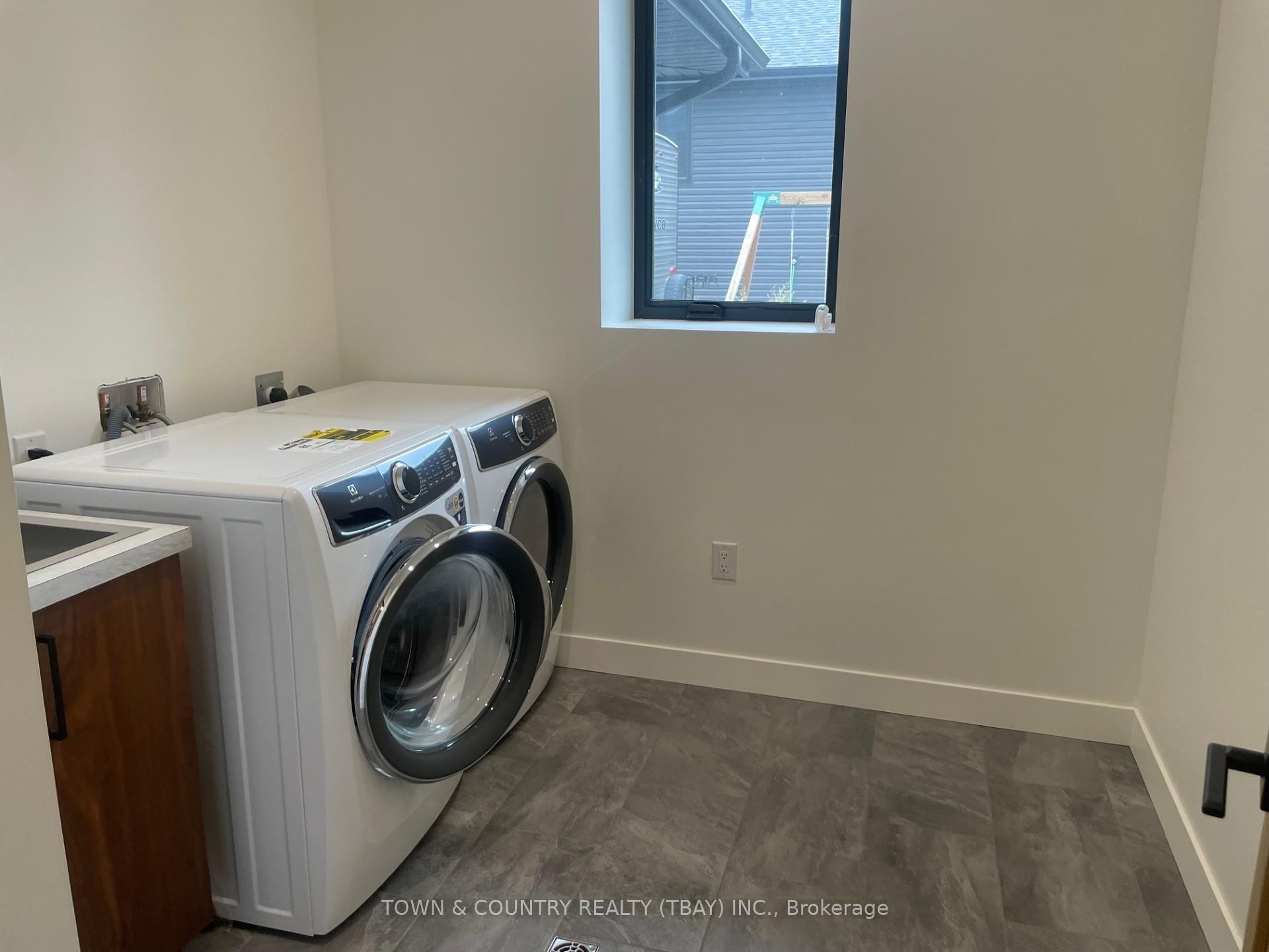 Photo 14 of 2082 Magnolia Drive, Thunder Bay, Parkdale — HOMEH