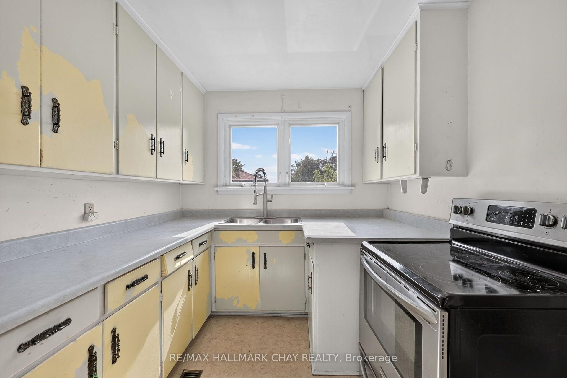 Photo 5 of 348 Grove St Street E, Barrie, Grove East — HOMEH