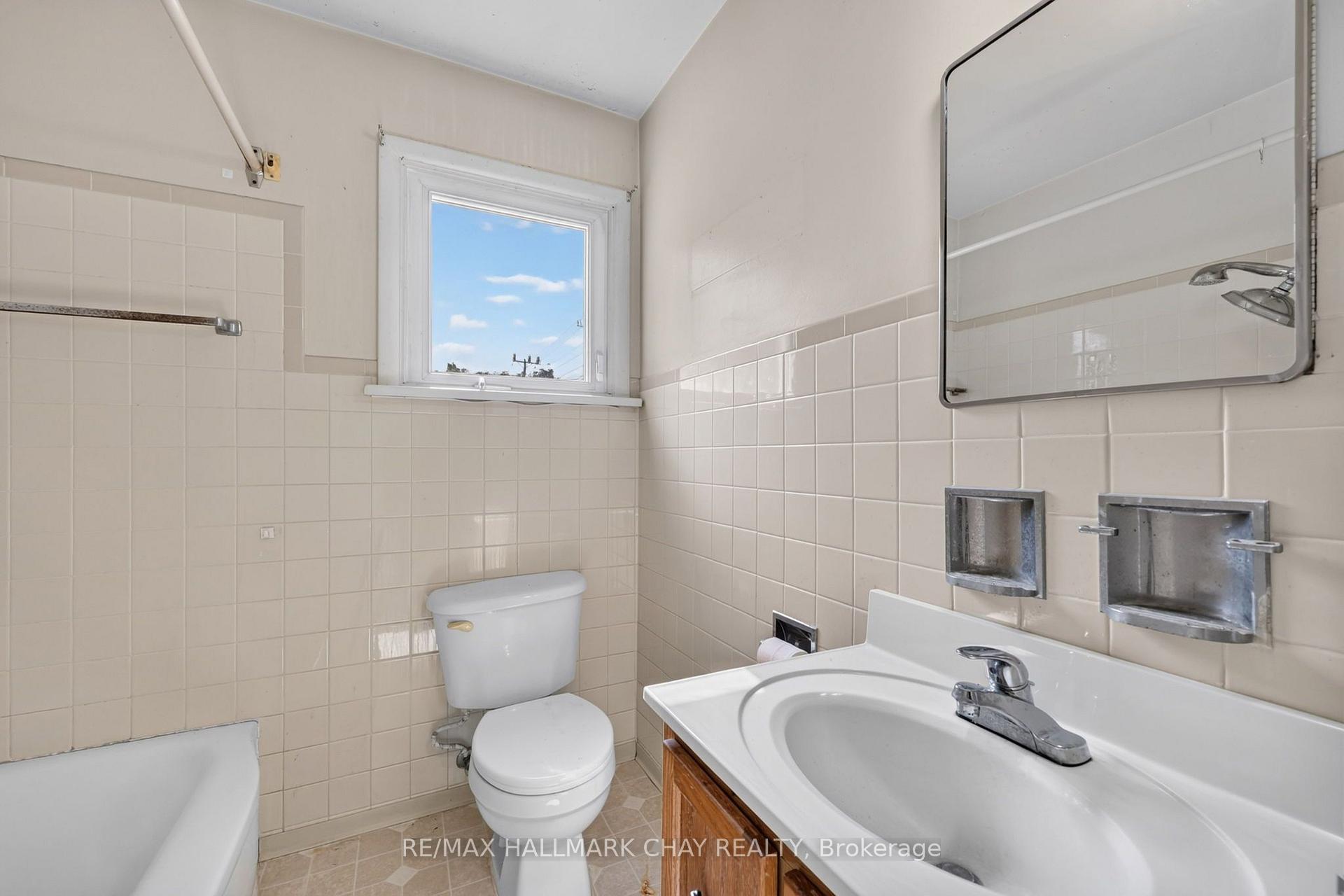 Photo 9 of 348 Grove St Street E, Barrie, Grove East — HOMEH