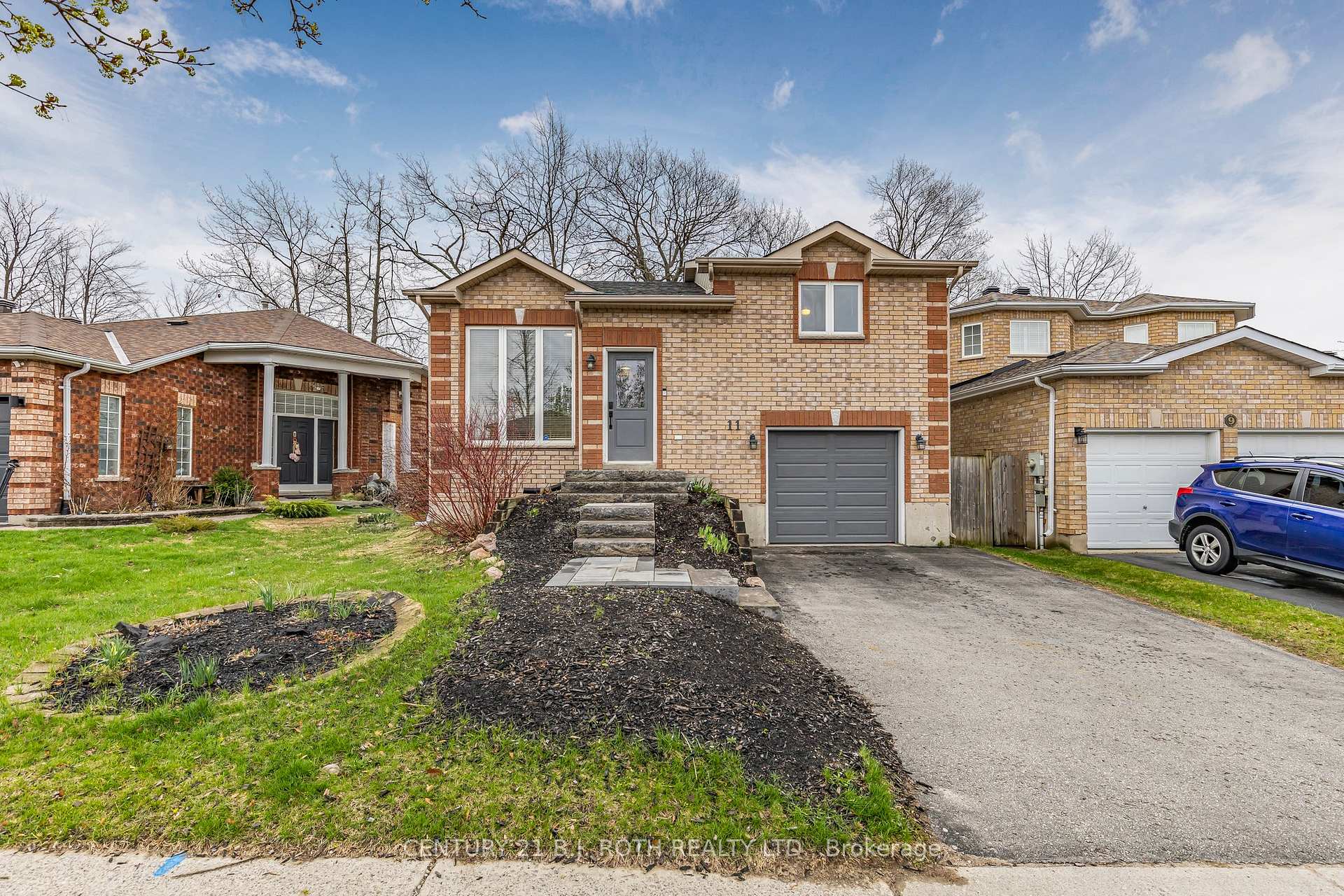 Photo 2 of 11 Masters Drive, Barrie, East Bayfield — HOMEH