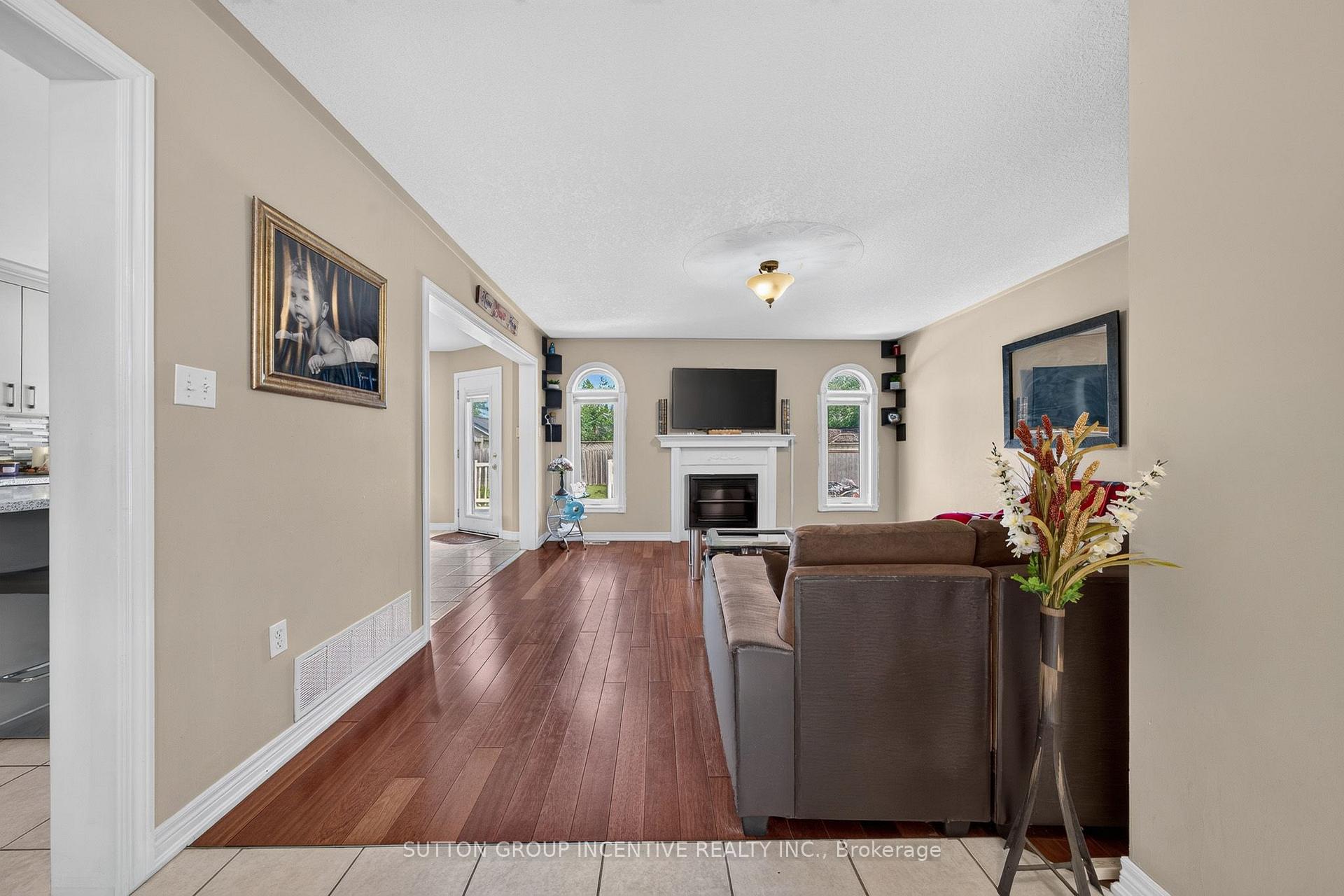 Photo 3 of 850 Leslie Drive, Innisfil, Alcona — HOMEH
