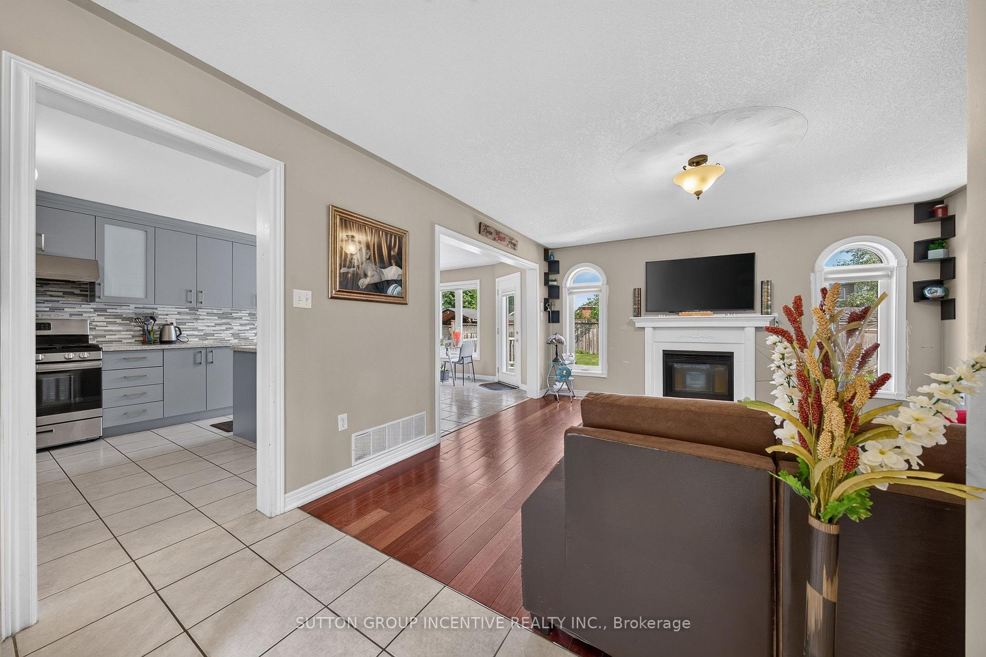 Photo 4 of 850 Leslie Drive, Innisfil, Alcona — HOMEH