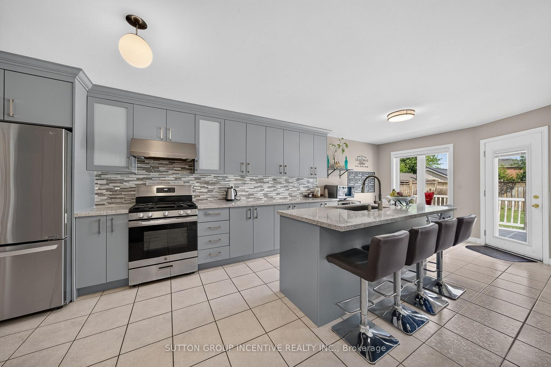 Photo 6 of 850 Leslie Drive, Innisfil, Alcona — HOMEH
