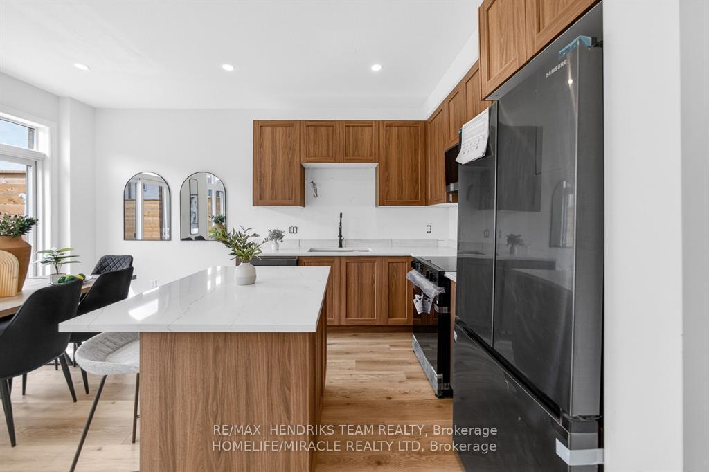 Photo 11 of 7353 Marvel Drive, Niagara Falls, Brown — HOMEH